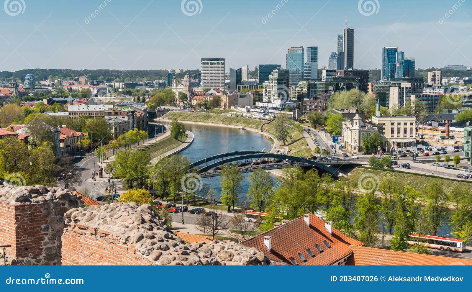立陶宛维尔纽斯2021年5月12日 : 带内尔河的维尔纽斯城景 编辑类库存照片 - 图片 包括有 晴朗, 系列: 221286143