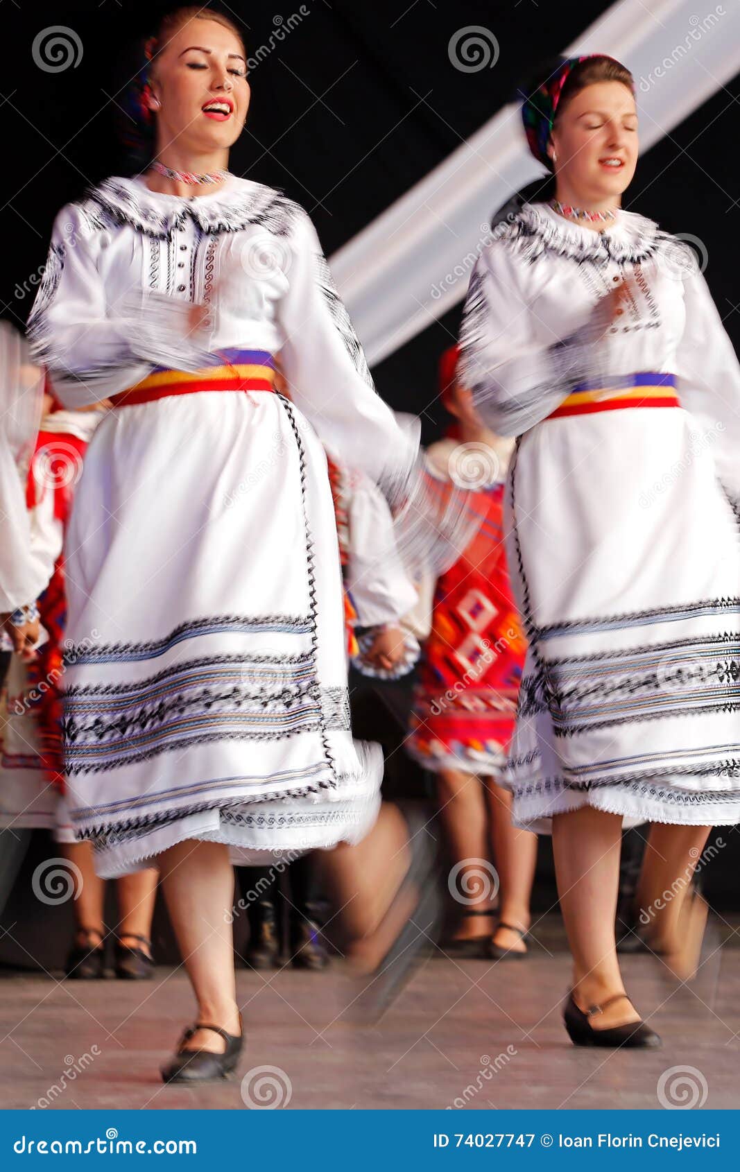 罗马尼亚女人穿传统民族服饰画像 编辑类照片. 图片 包括有 地毯, 博物馆, 手工制造, 伙计, 公平 - 162475976