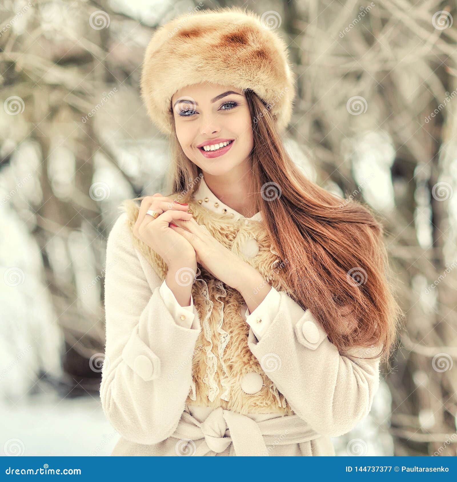 冬天雪中的美女写真图片电脑桌面壁纸 -桌面天下（Desktx.com）
