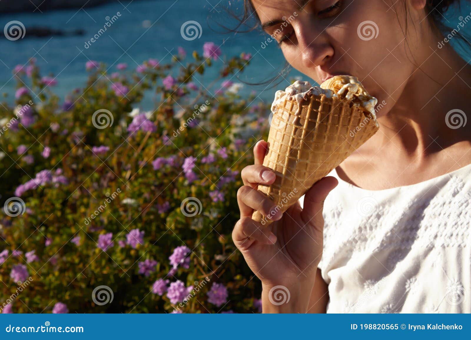 亚洲女孩吃冰淇淋。照片摄影图片_ID:159650592-Veer图库