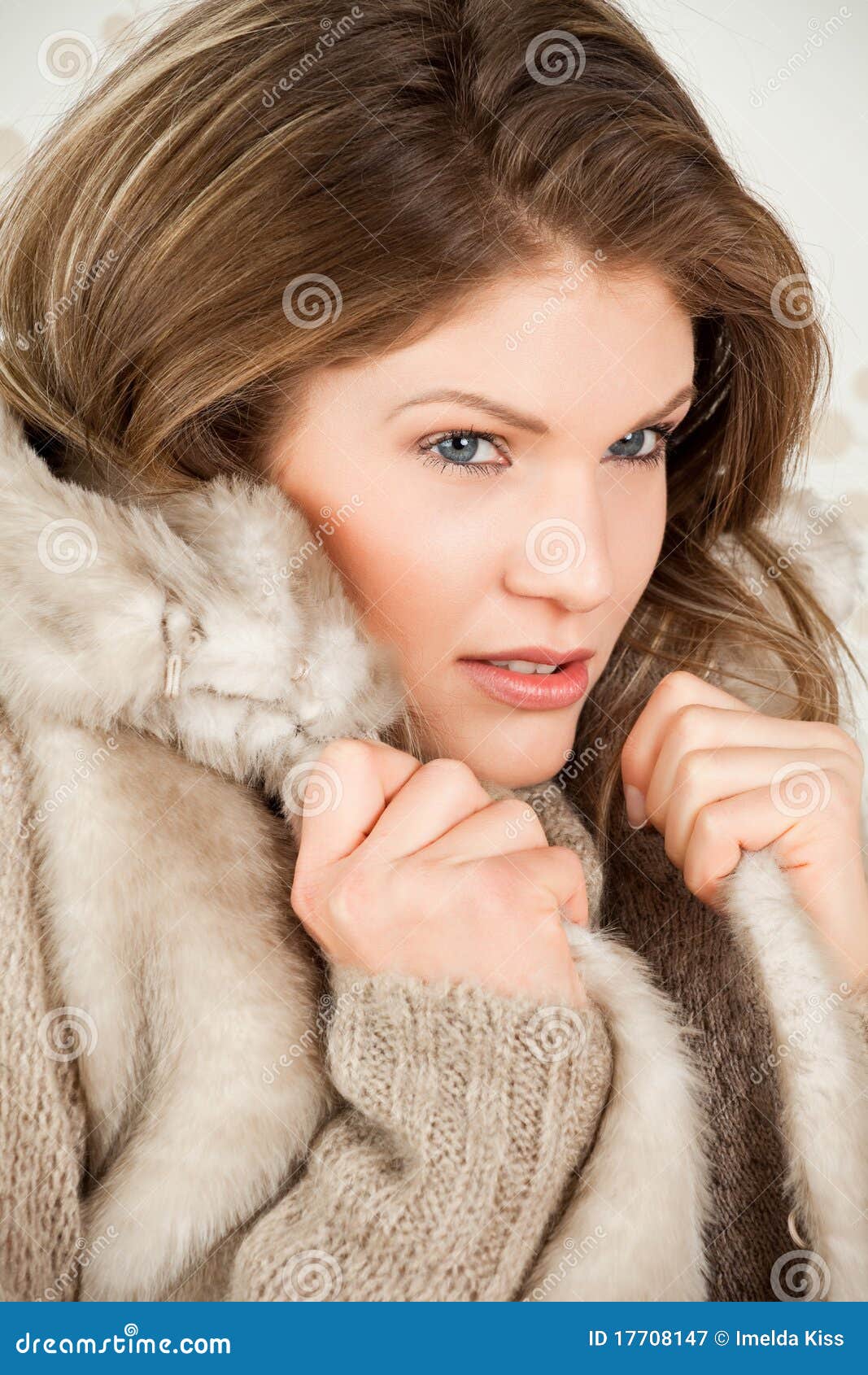 美丽的外套冬天妇女. 美好的外套寒冷感觉冬天妇女