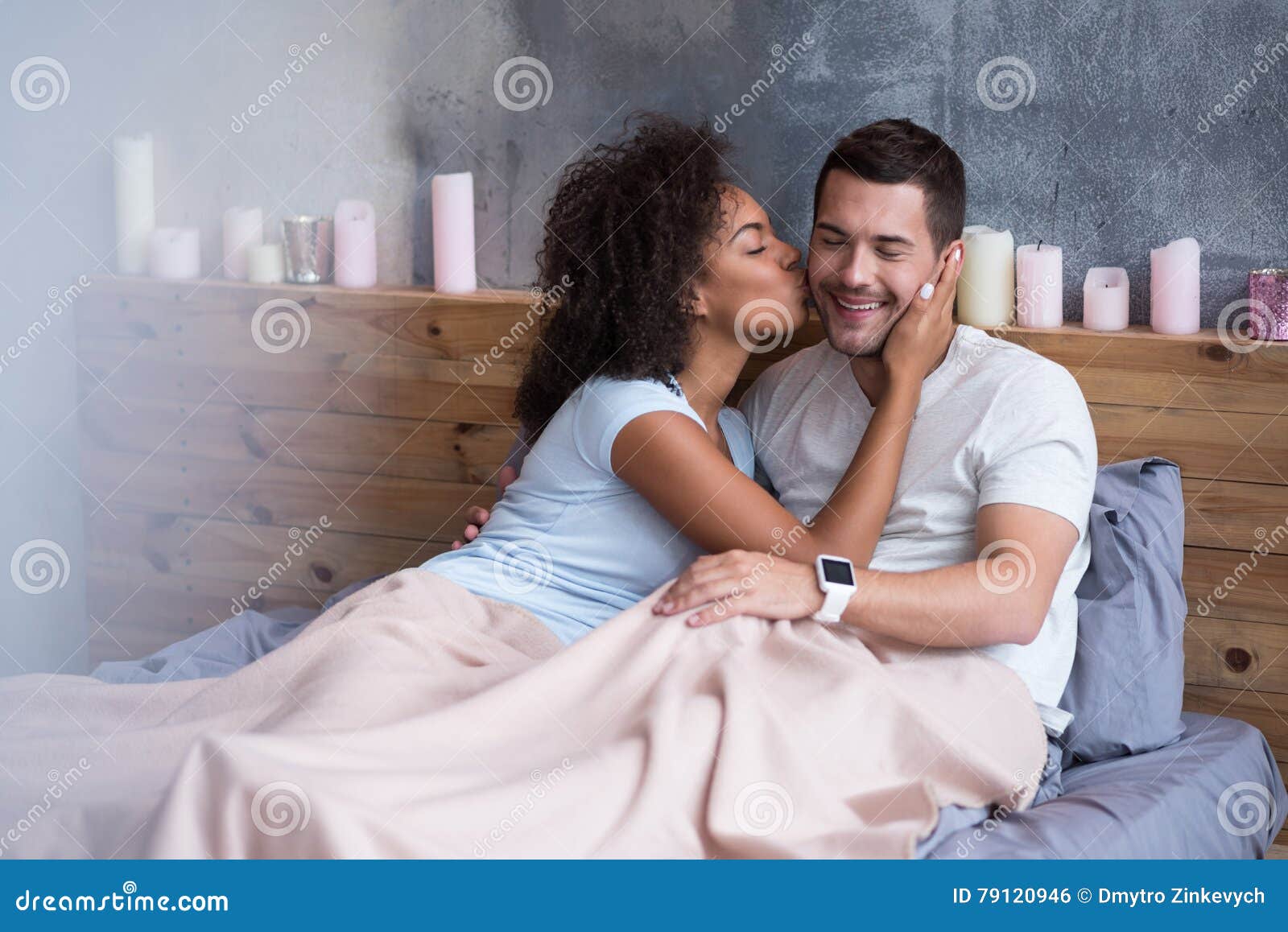 美丽的年轻夫妇在床上亲吻在阳光明媚的早晨图片下载 - 觅知网