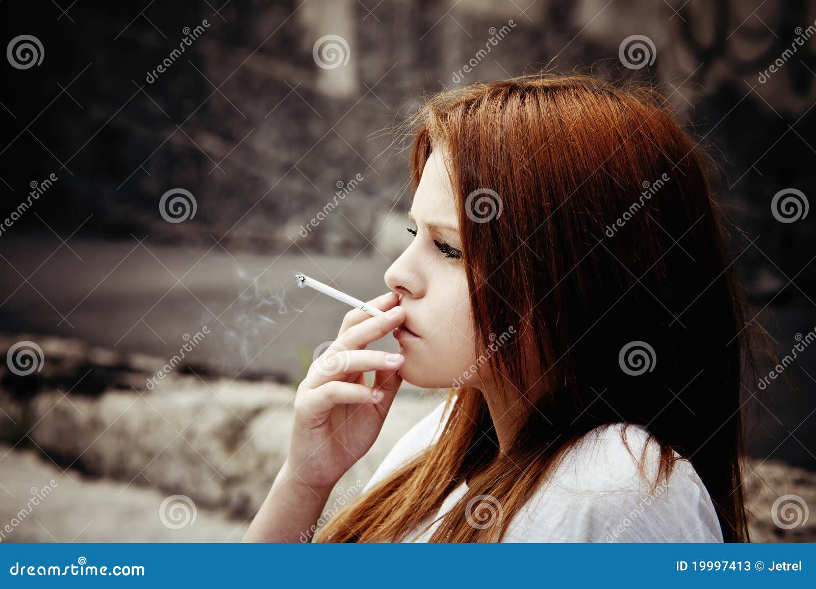 美女一个人孤独抽烟图片 - 站长素材