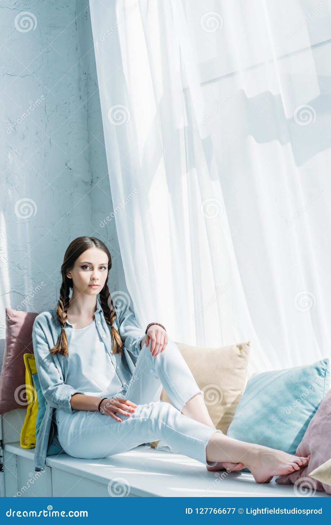 壁纸 亚洲女孩坐在窗台上 1920x1200 HD 高清壁纸, 图片, 照片