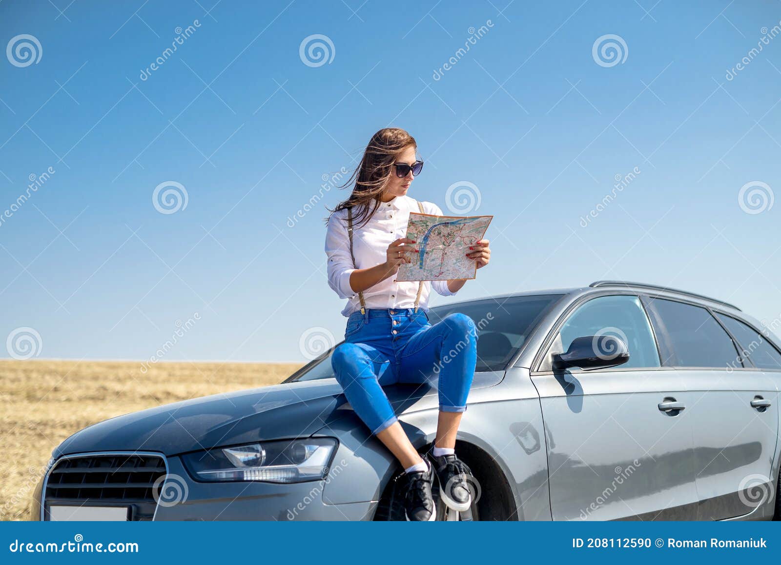 时髦女人开车上路旅行照片摄影图片_ID:141065711-Veer图库