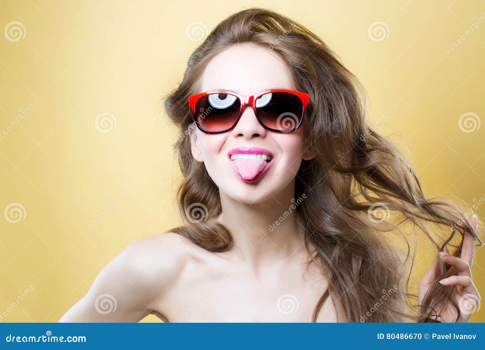 舌头长着甜甜圈的女人 库存照片. 图片 包括有 五颜六色, 幽默, 小精灵, 嬉戏, 黑色素, 表达式 - 181638934