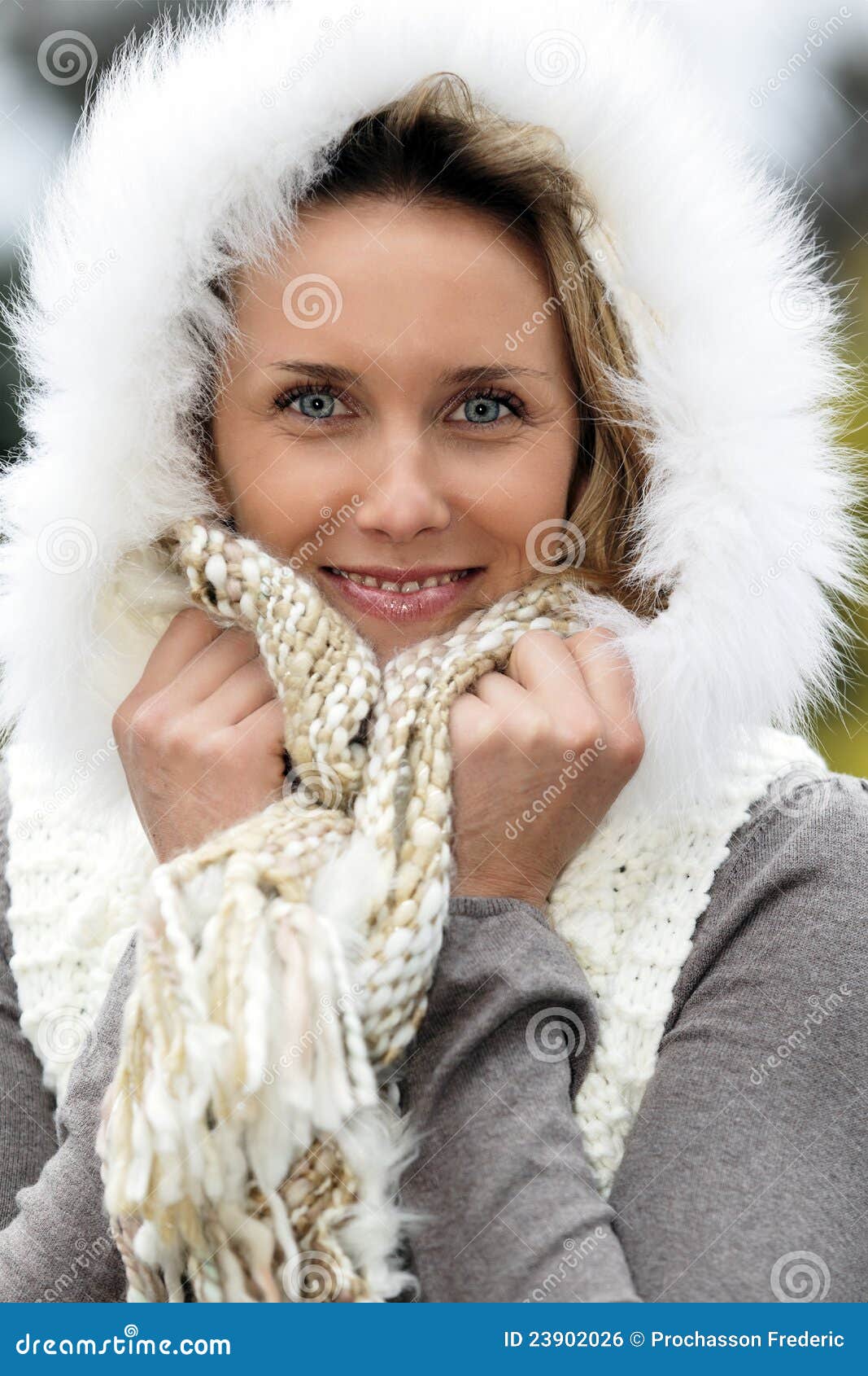 美丽的妇女纵向 库存照片 图片 包括有 眼睛 成人 几年 冬天 羊毛 白种人 纵向 妇女