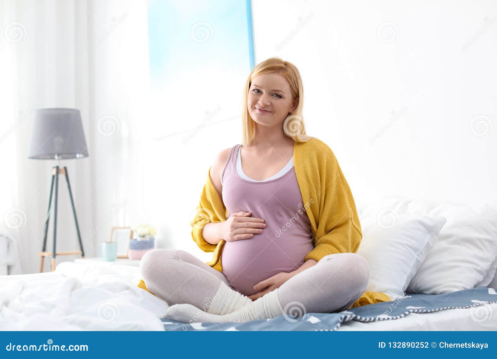 孕妇坐在沙发上休息-蓝牛仔影像-中国原创广告影像素材