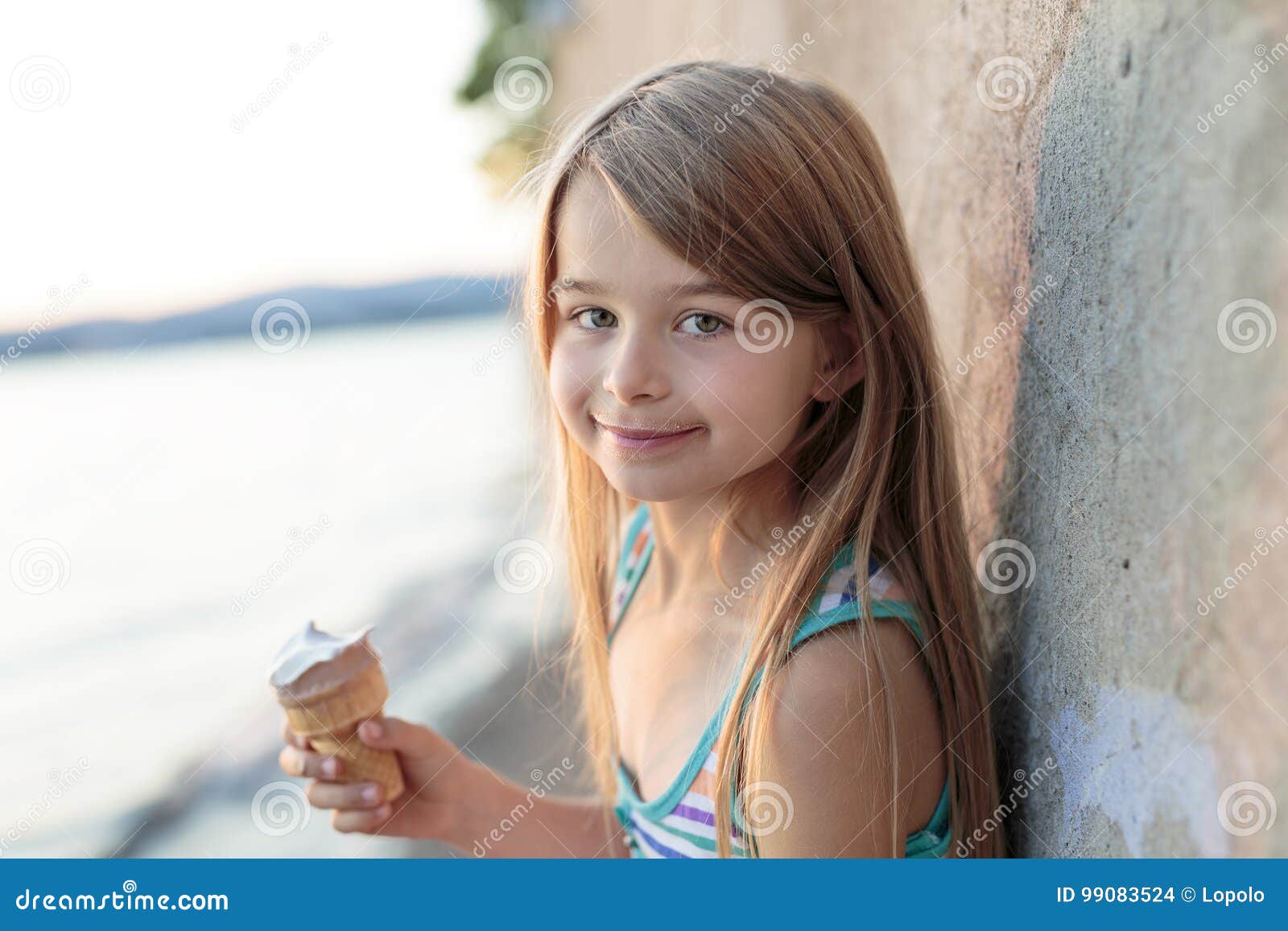 有冰淇凌的小女孩 库存图片. 图片 包括有 白种人, 子项, 新鲜, 绿色, 乐趣, 逗人喜爱, 一个, 幸福 - 58487043