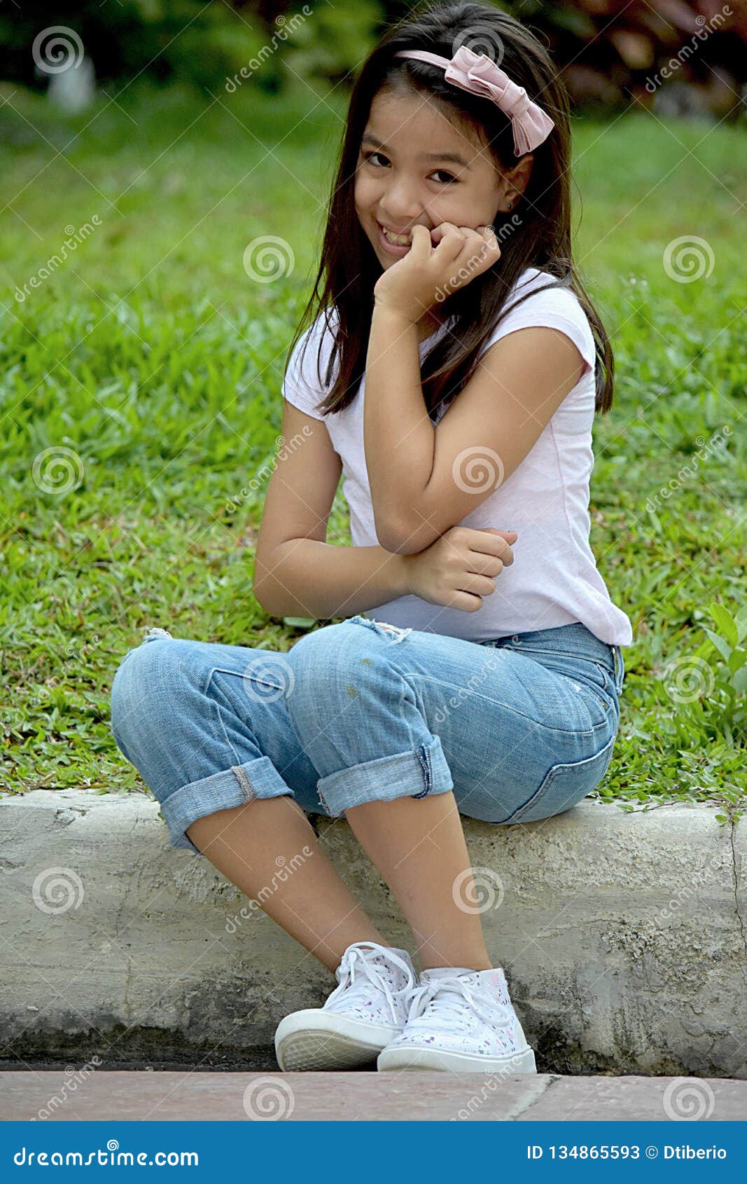 花园里的菲律宾女人高清摄影大图-千库网