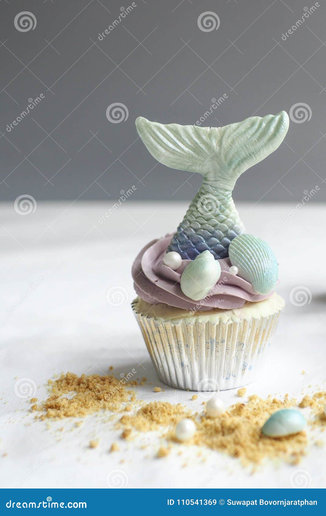 美人鱼主题的纸杯蛋糕有五颜六色的闪闪发光的尾巴，贝壳和海洋生物照片摄影图片_ID:321296126-Veer图库