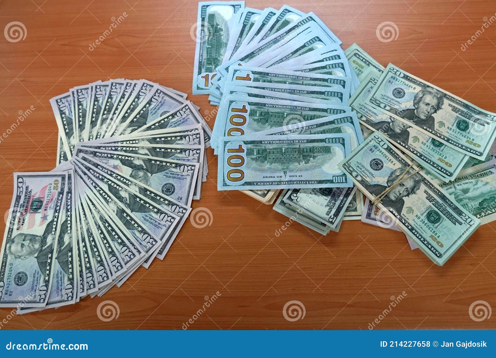 桌子上的美元纸币图片下载 - 觅知网
