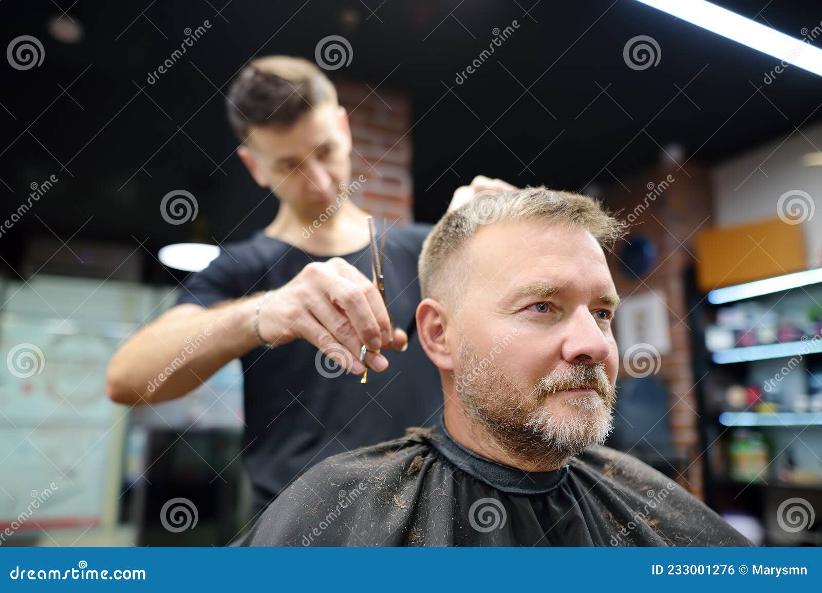 男性男理发师持剪刀在理发店的正面图职业职业就业图片素材-编号60120197-图行天下