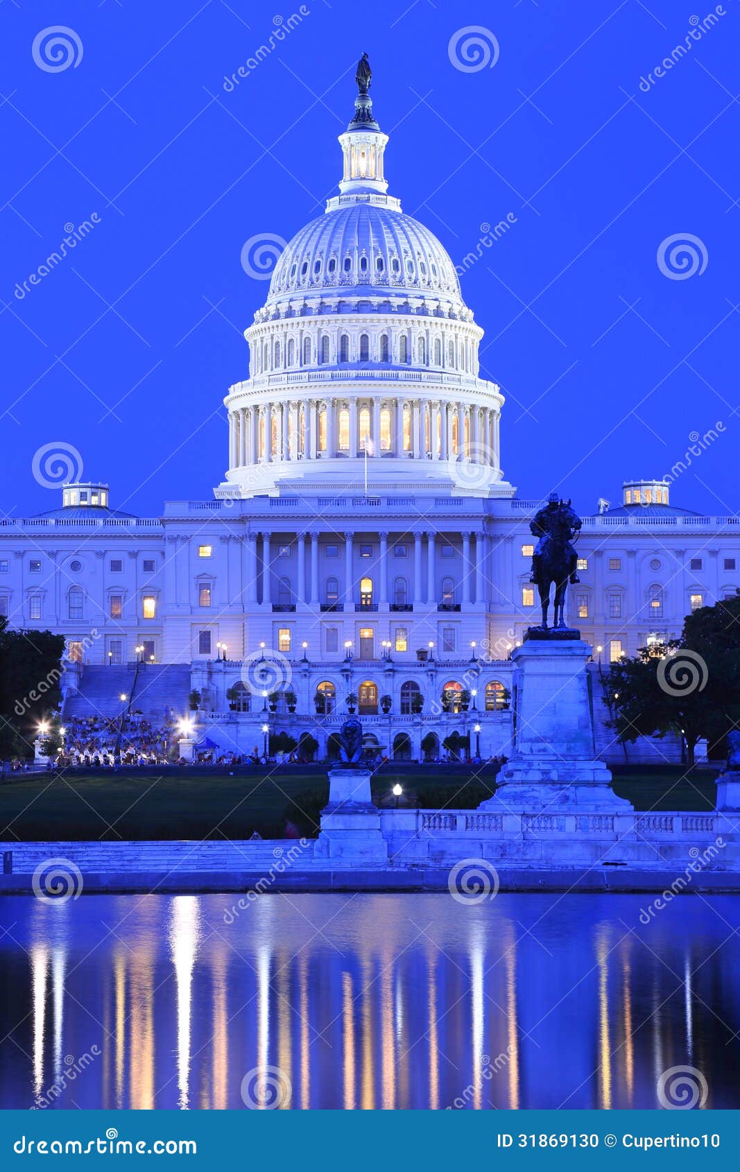 美国国会大厦大厦在华盛顿特区的晚上