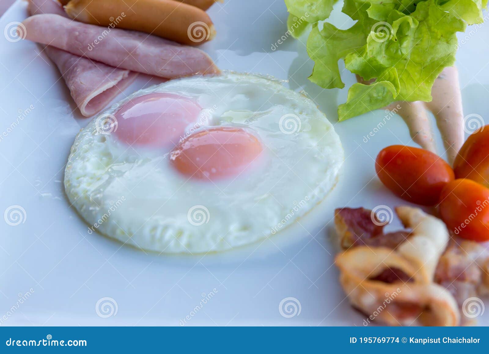 波兰复活节汤、白色罗宋汤增加白色香肠和一个水煮蛋 传统复活节盘在波兰 库存图片 - 图片 包括有 装饰, 弯脚的: 108981189
