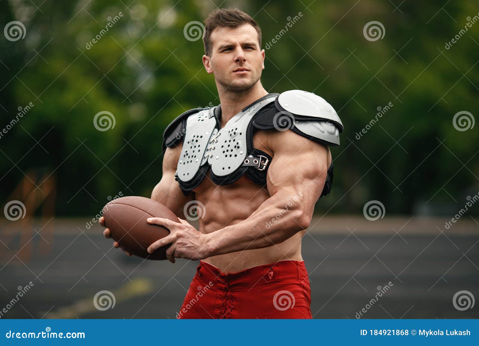 美国足球运动员，肌肉男 库存照片. 图片 包括有 肌肉, 有效地, 顿断法, 英俊, 男人, 橄榄球, 球员 184921868