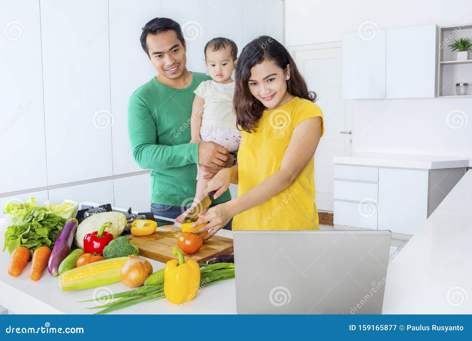 年轻父母与孩子一起在厨房做饭高清图片下载-正版图片500441002-摄图网