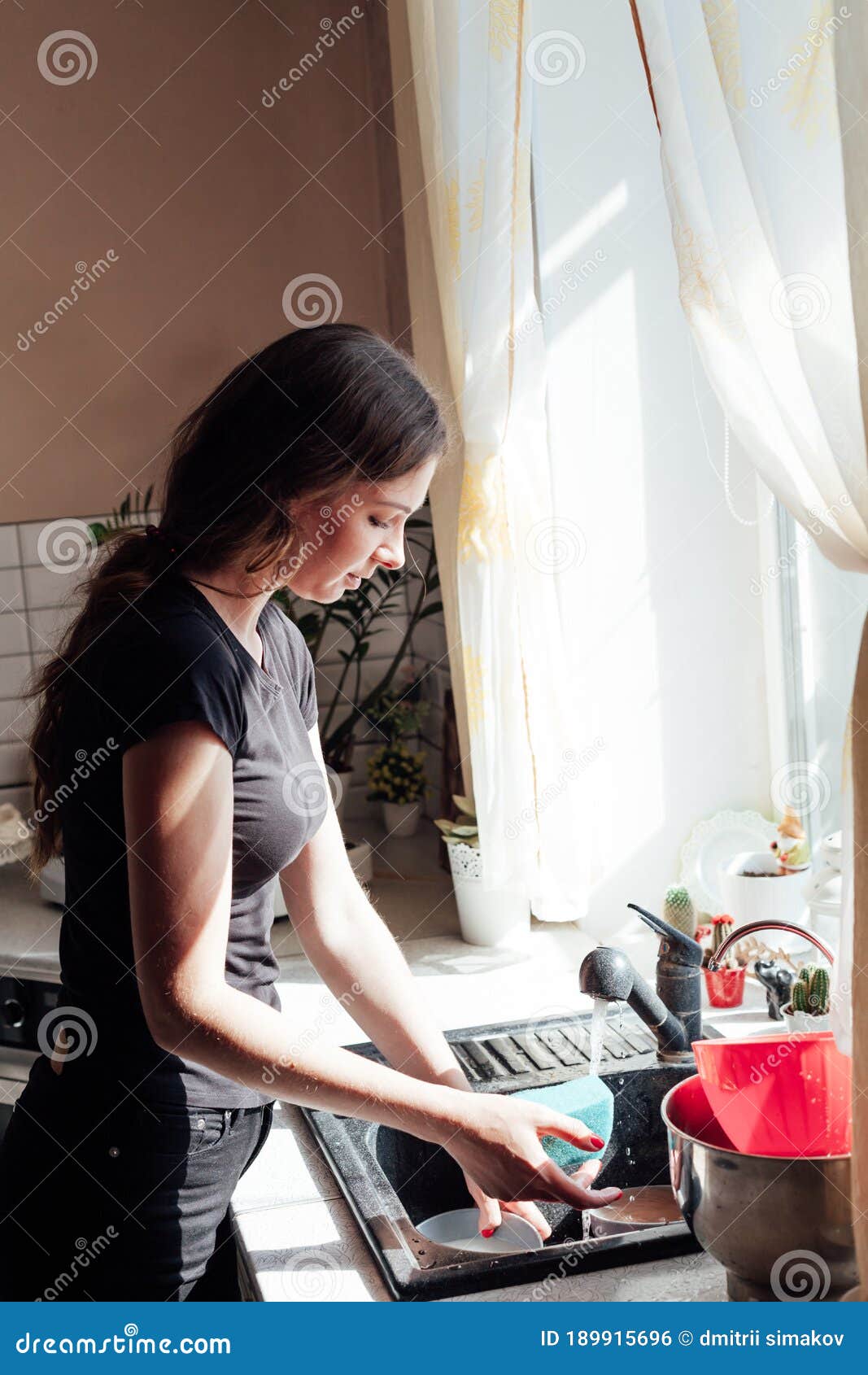 一个正在厨房做菜的美女 _站酷海洛_正版图片_视频_字体_音乐素材交易平台_站酷旗下品牌