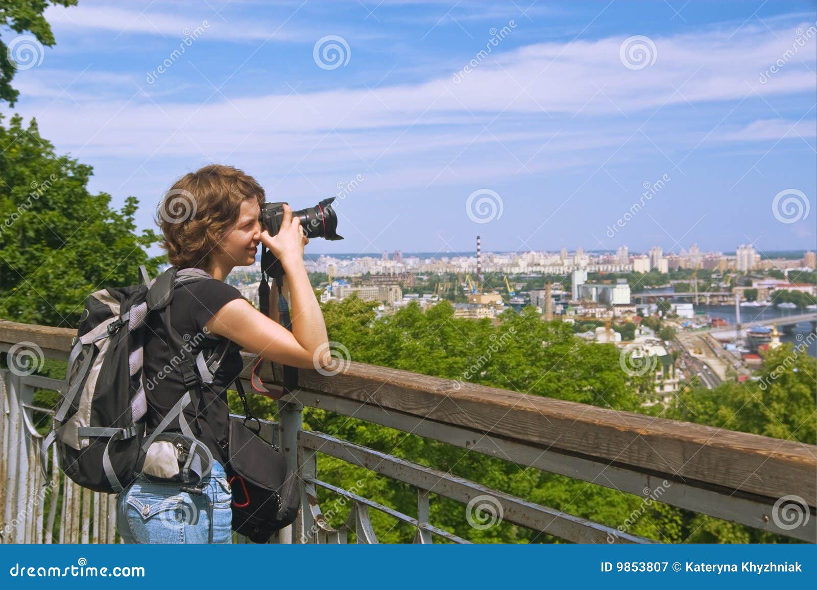 美好的女孩摄影师风景射击. 挑运城市小山顶kyiv photocamera俏丽的射击妇女年轻人