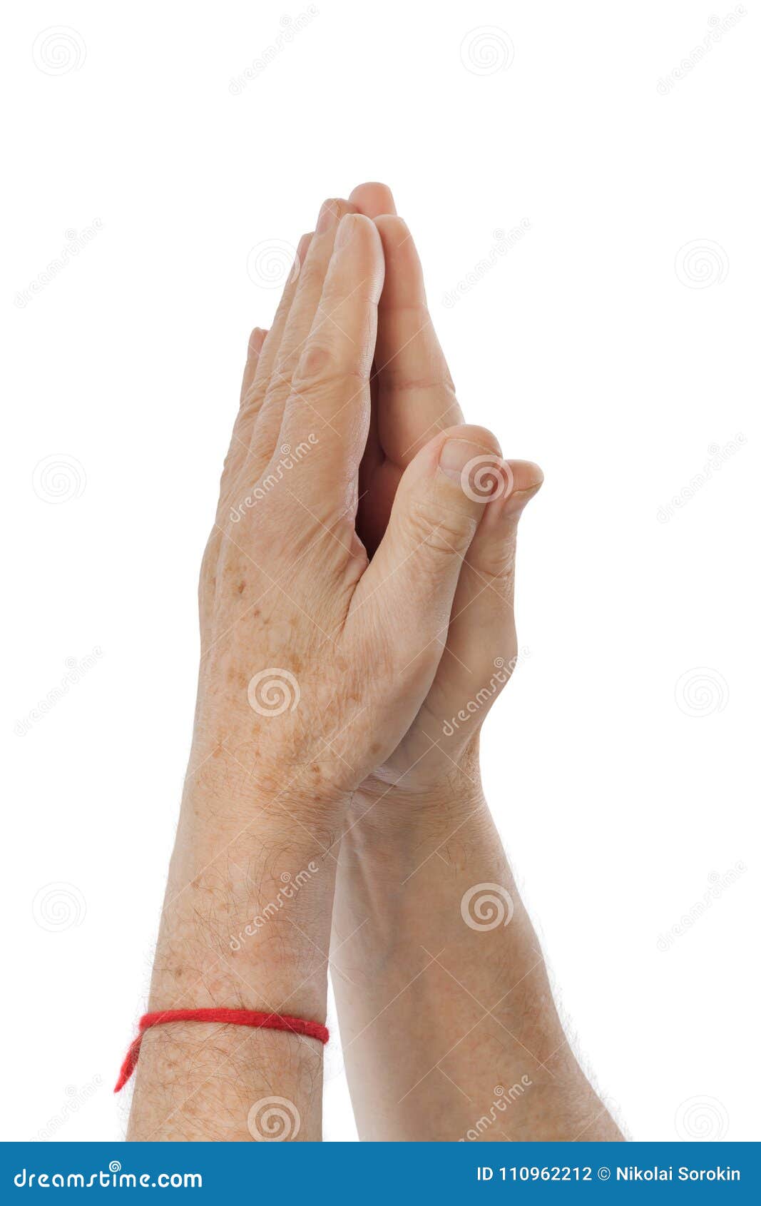 双手虔诚祷告的越南女子
