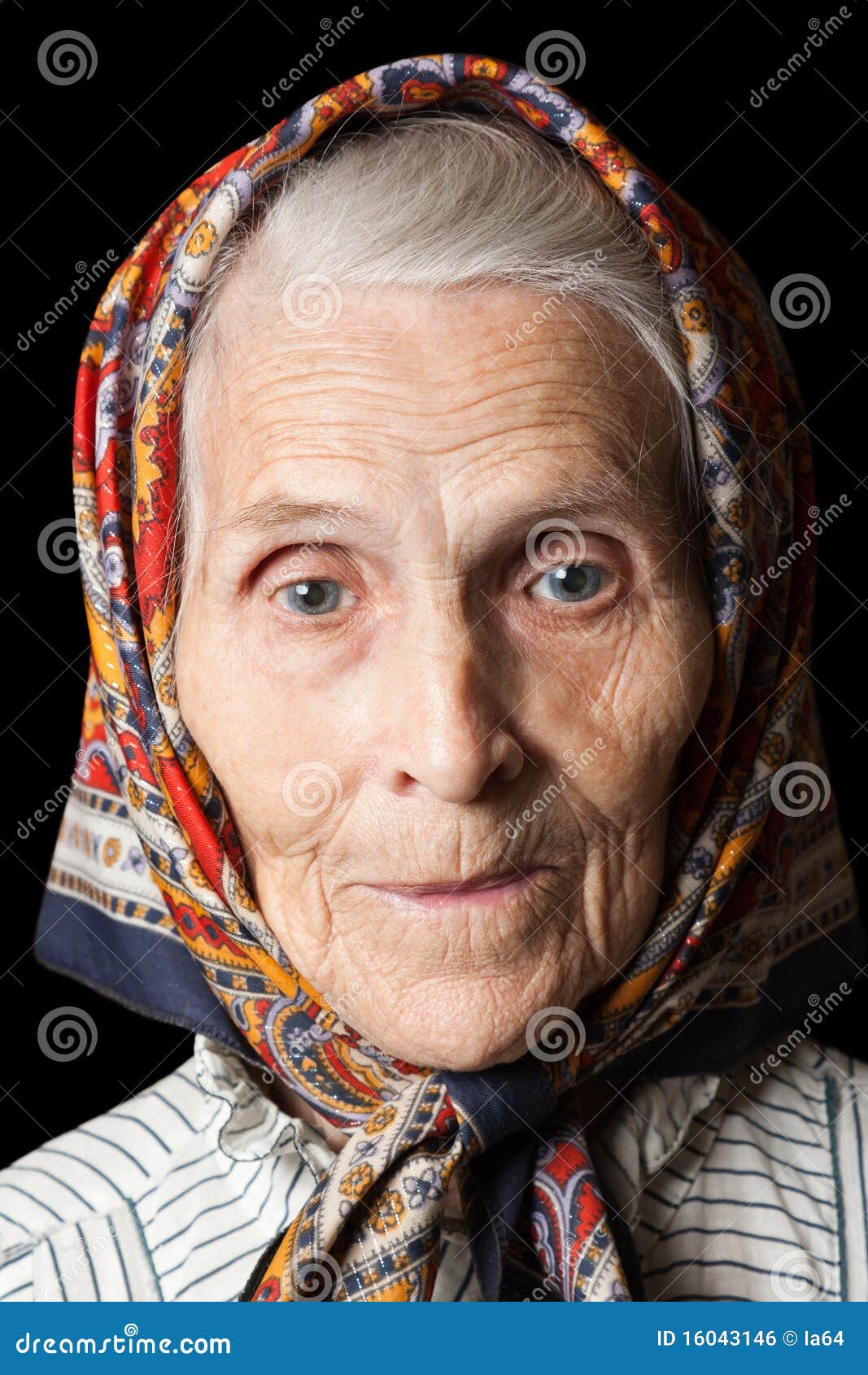 老妇人的画像。在户外的一张照片风景名胜免费下载_jpg格式_2832像素_编号41843616-千图网