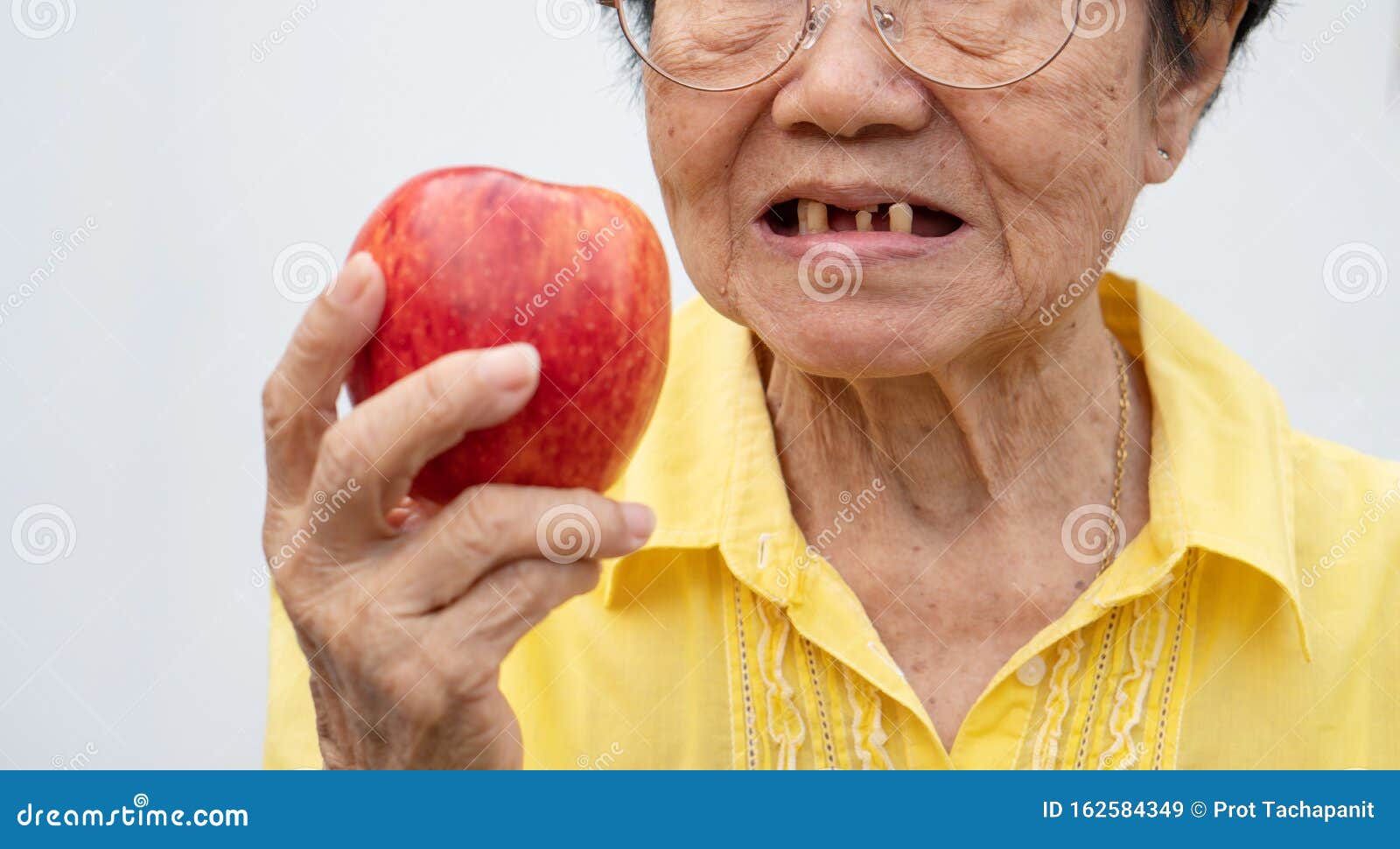 一个老女人的肖像，牙齿腐烂，没有牙桥照片摄影图片_ID:412512878-Veer图库
