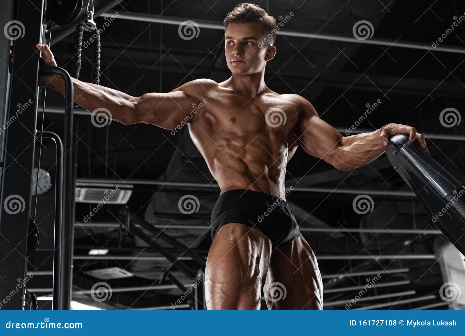 与被发展的肌肉的男性裸体 库存图片. 图片 包括有 生活方式, 适应, 修饰, 有吸引力的, 姿势, 运动 - 111902009