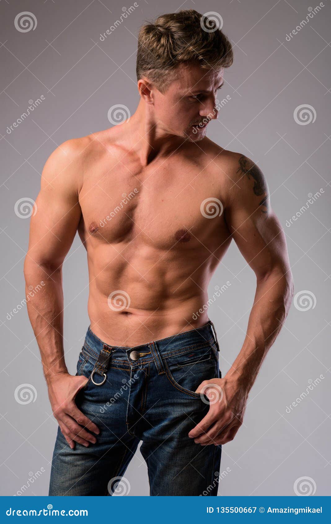 肌肉强壮、自大的健美男子，全身赤裸胸地站着，用手指指着自己 库存图片 - 图片 包括有 姿态, 犰狳: 214521175