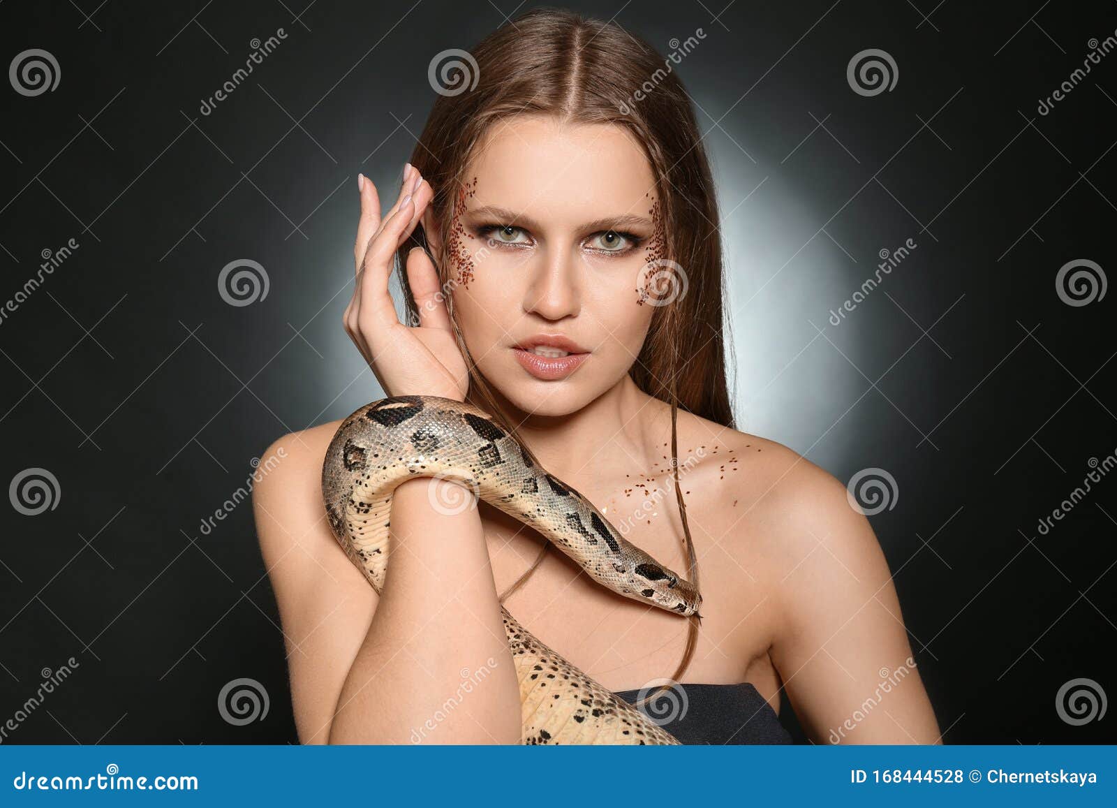 美女和蟒蛇图片，蟒蛇缠女人摄影照片-1-6TU