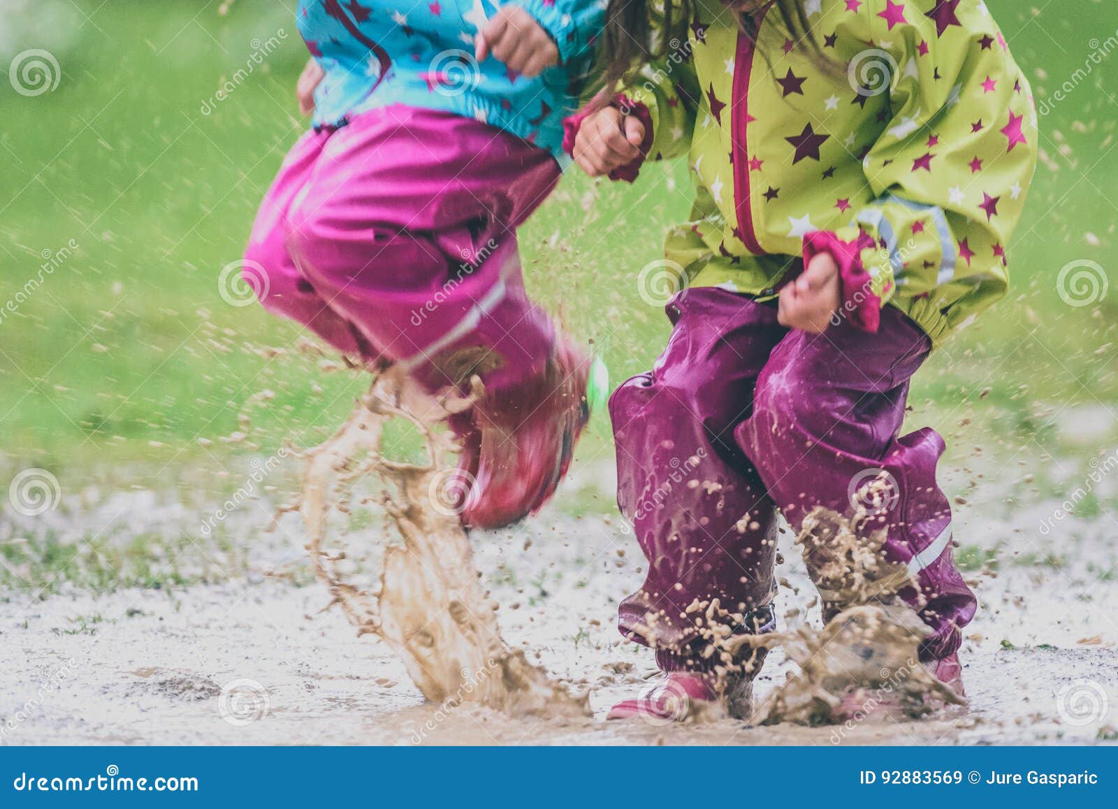 带着雨伞的小女孩在雨中嬉戏_3840X2160_高清视频素材下载(编号:6315981)_实拍视频_光厂(VJ师网) www.vjshi.com