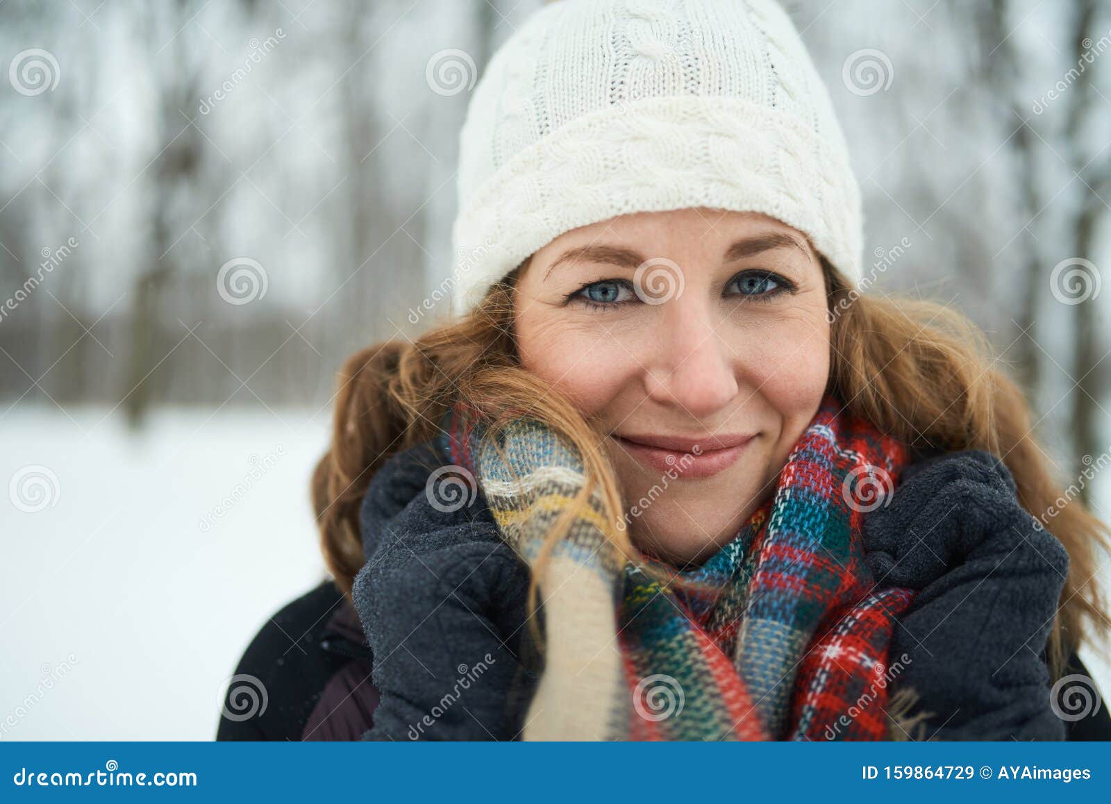 女人从雪地里逃跑照片摄影图片_ID:164465135-Veer图库