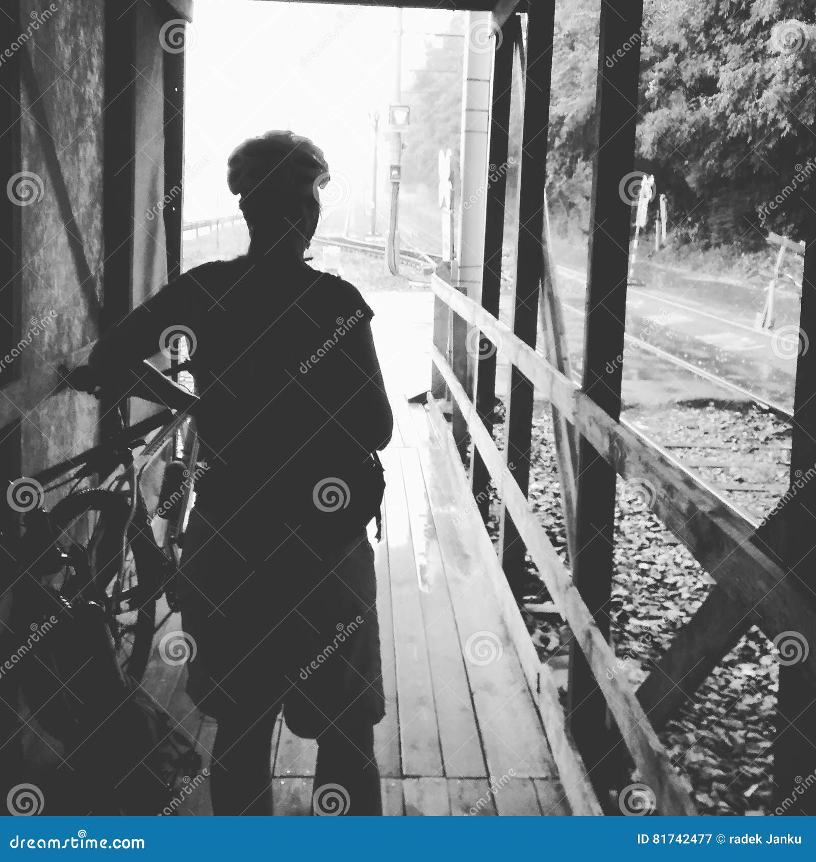 下雨天路上骑自行车的行人和车辆_1920X1080_高清视频素材下载(编号:9580379)_实拍视频_光厂(VJ师网) www.vjshi.com