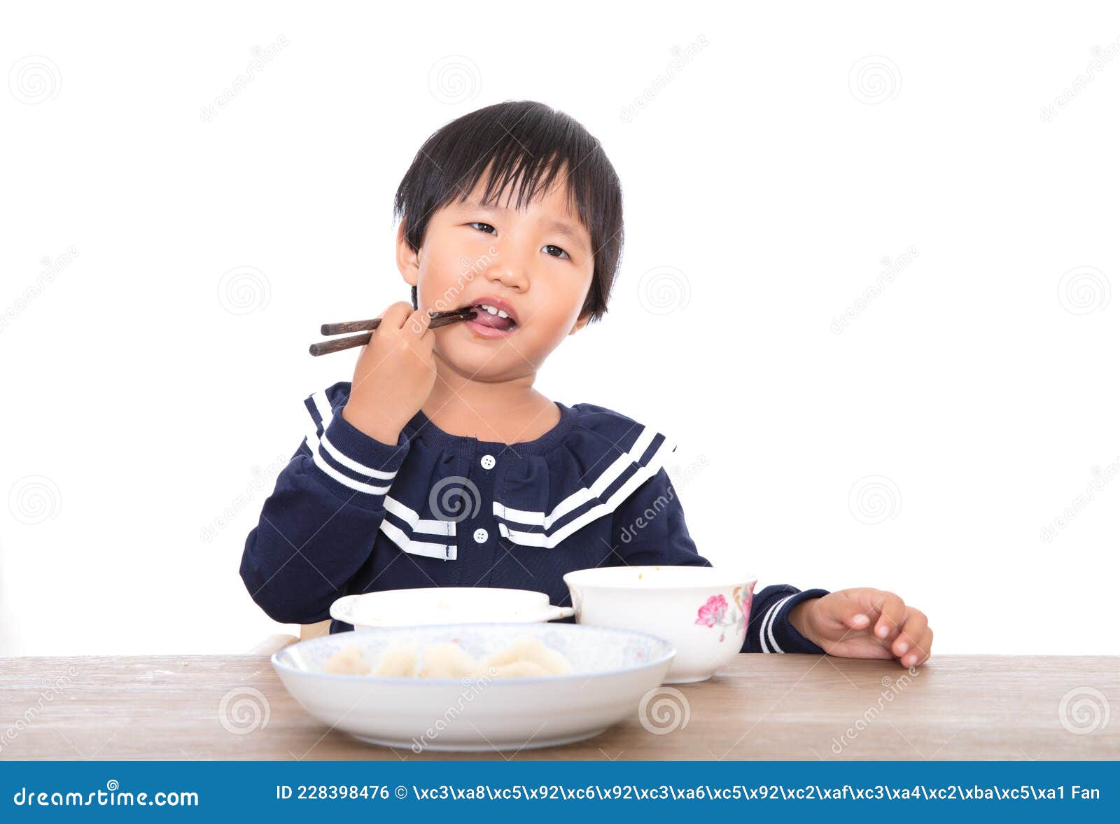 快乐的年轻人坐在餐厅里自食其力 — 图库照片©tomwang＃517213364