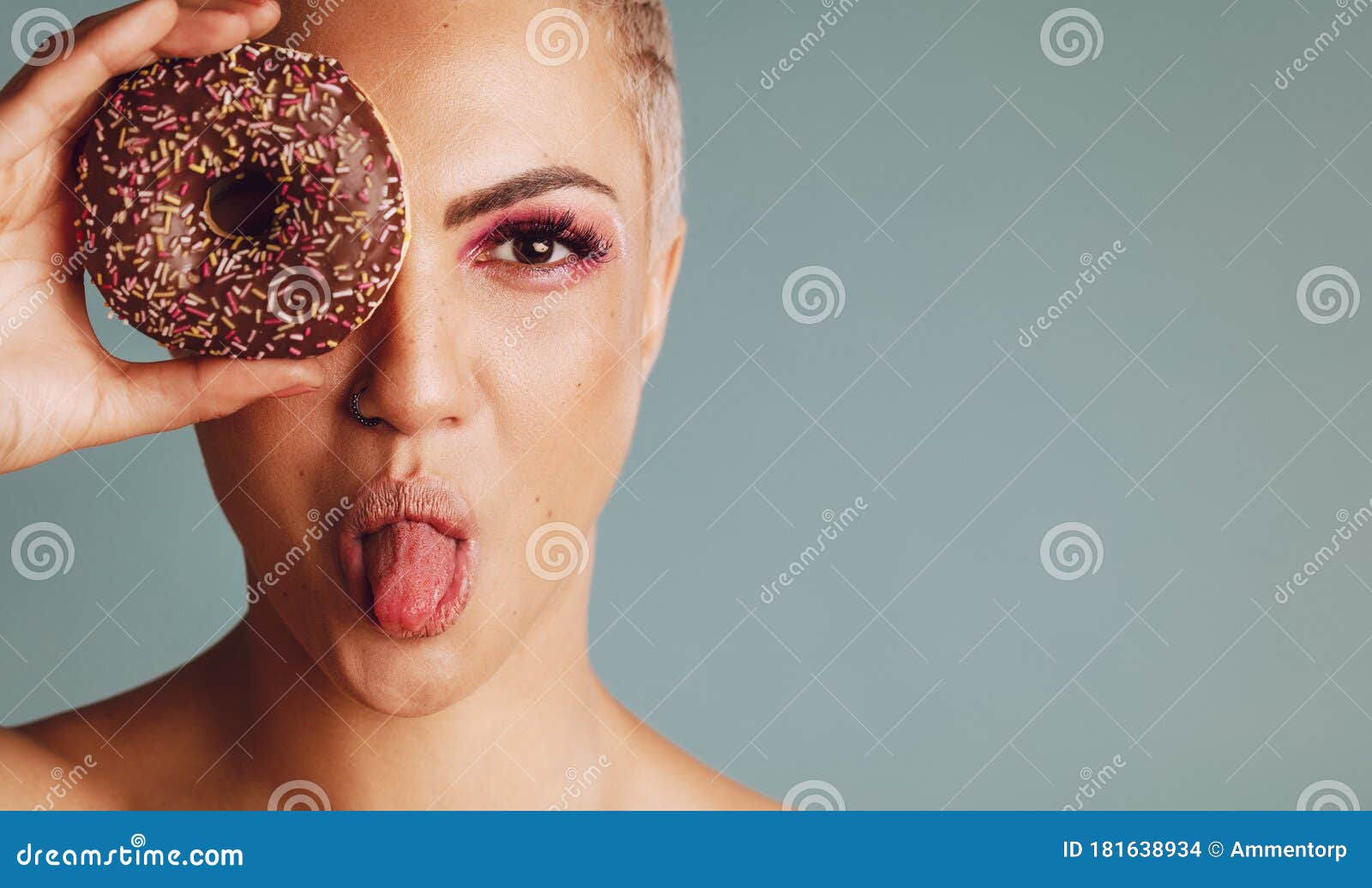 女性显示的舌头 库存照片. 图片 包括有 摄影, 幽默, 外出, 陈列, 人员, 生命力, 人们, 舌头 - 59991616