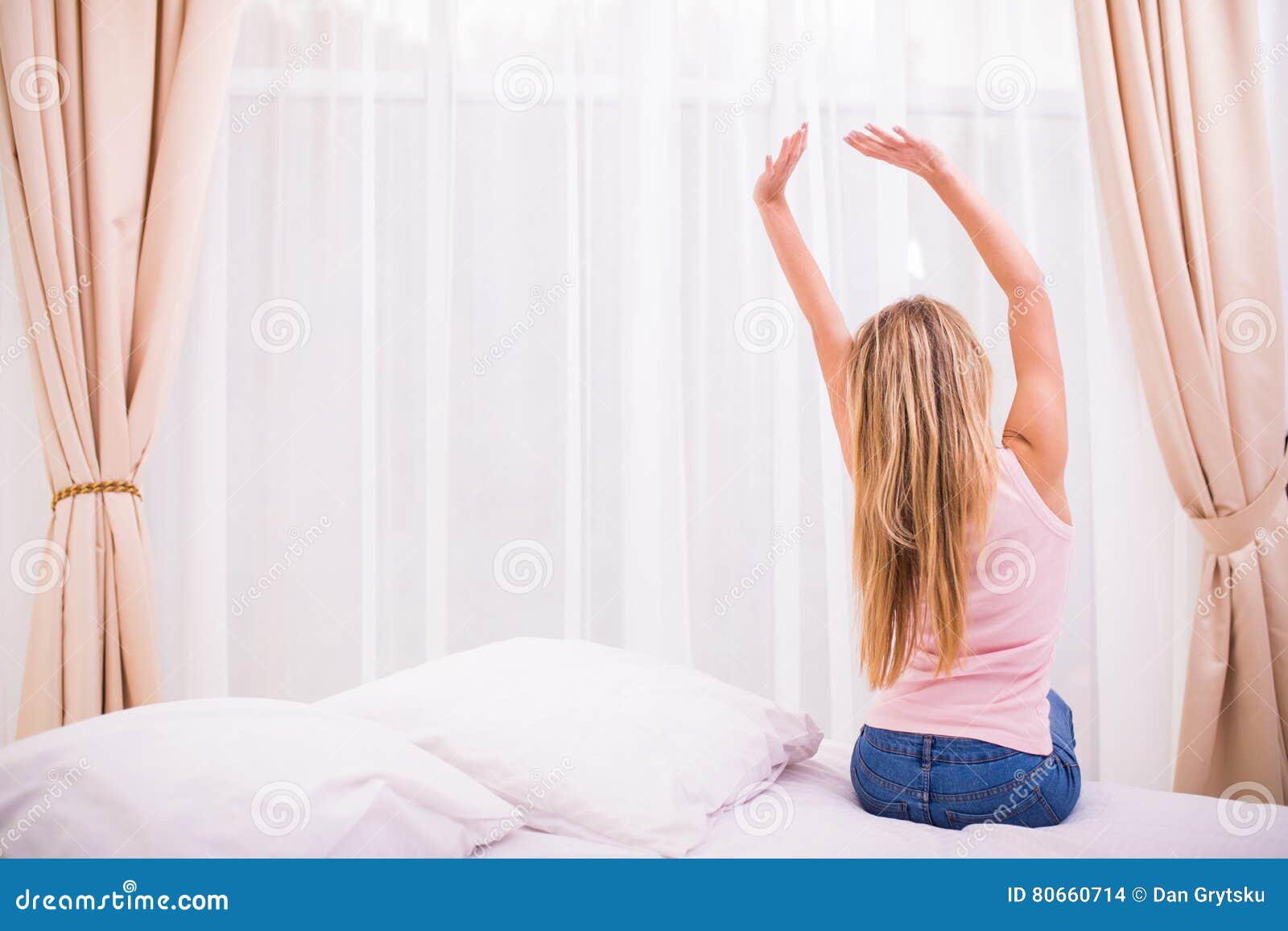 在家醒在床上的妇女 库存照片. 图片 包括有 平安, 相当, 放松, 激起, 眼睛, 微笑, 纵向, 开会 - 35060680