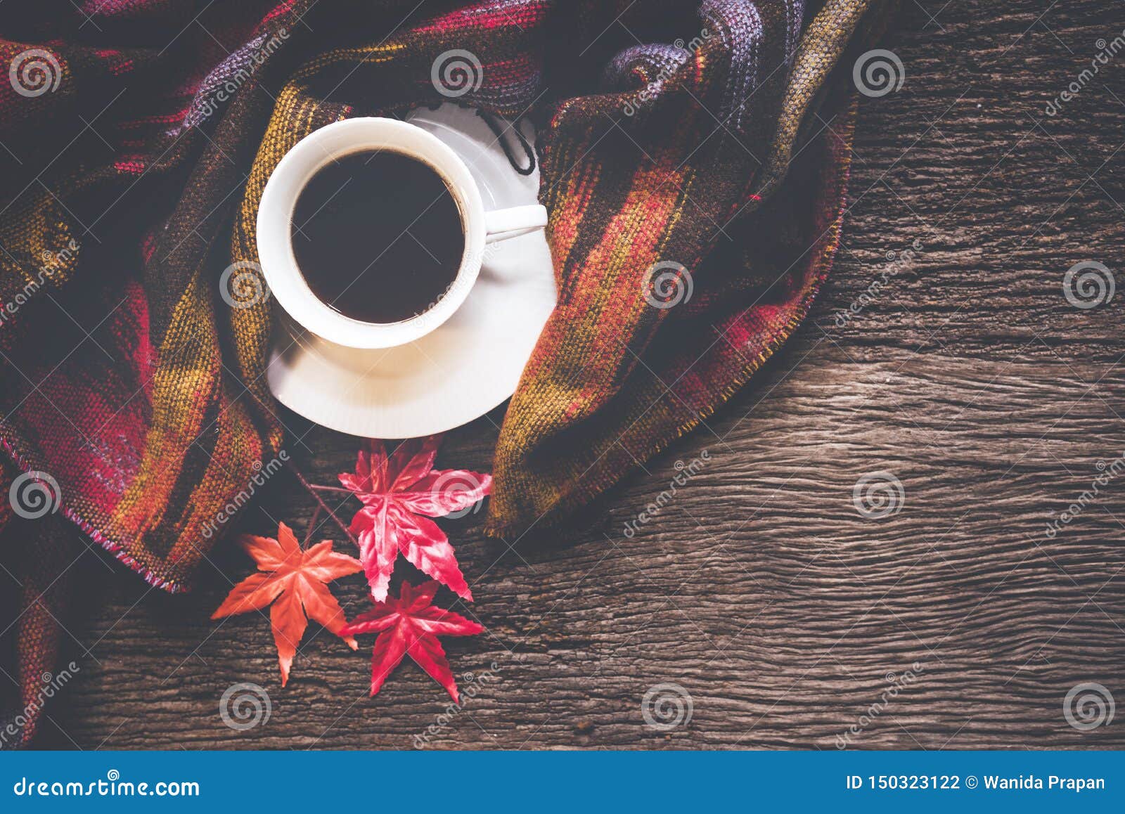 舒适冬天背景、杯子热的咖啡用蛋白软糖和季节秋天的叶子槭树，在老木b的温暖的被编织的毛线衣