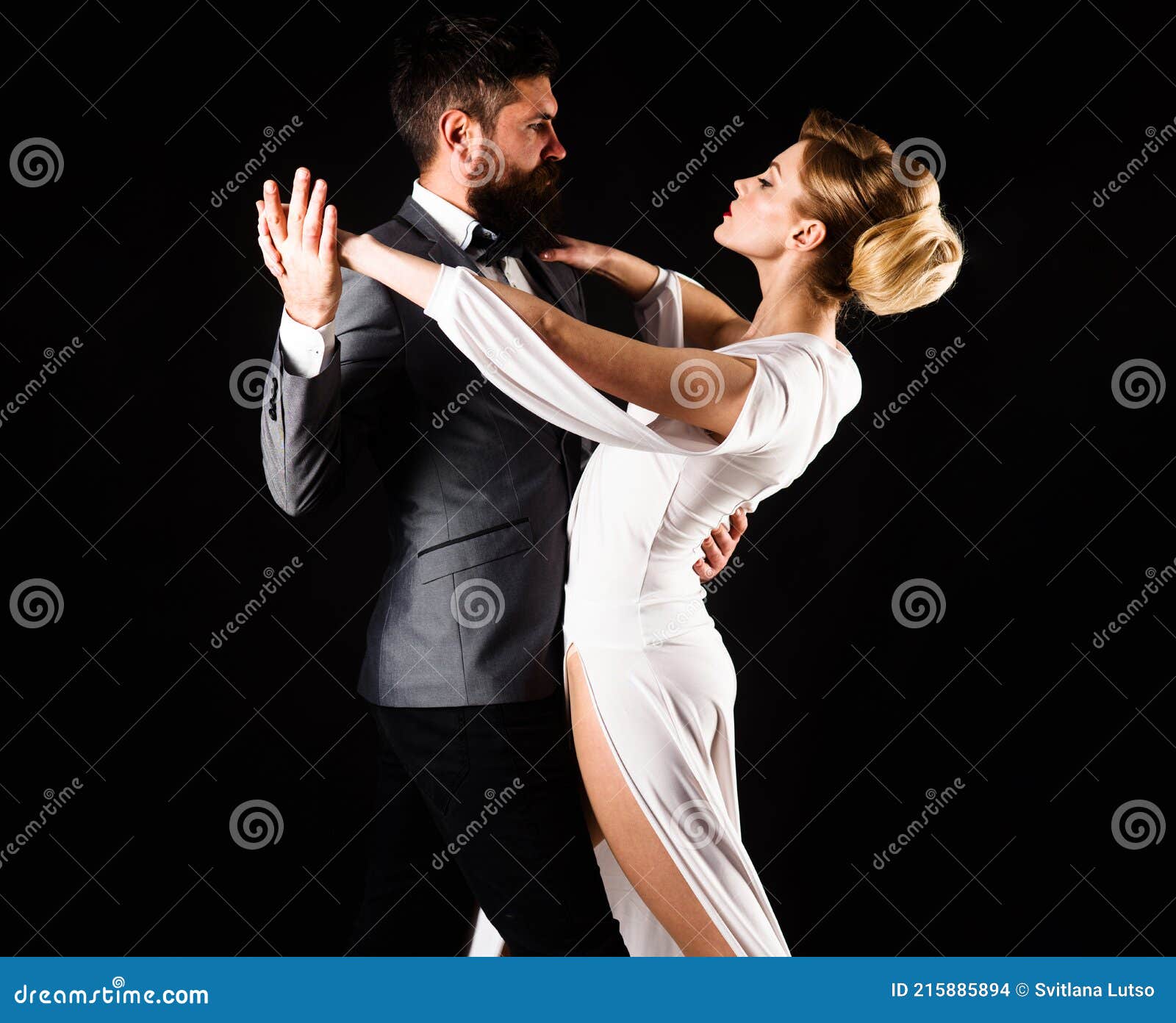 舞蹈舞厅情侣在红色礼服舞蹈姿势孤立的黑色背景。性感的专业舞者跳舞 walz, 探戈, slowfox 和快步。黑白相间图片免费下载-5029998599-千图网Pro