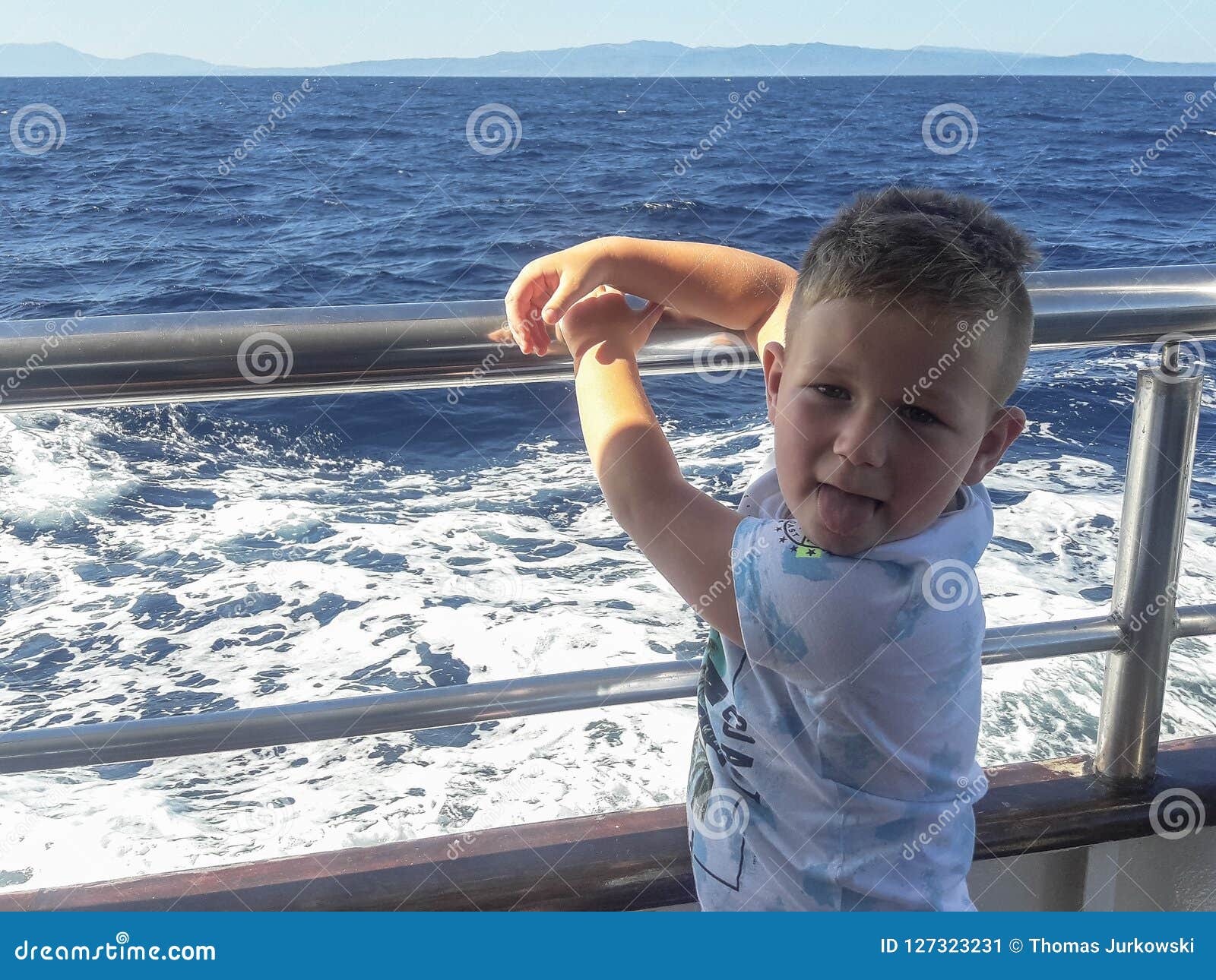 男孩在船上航行的背景图片素材-编号27573869-图行天下