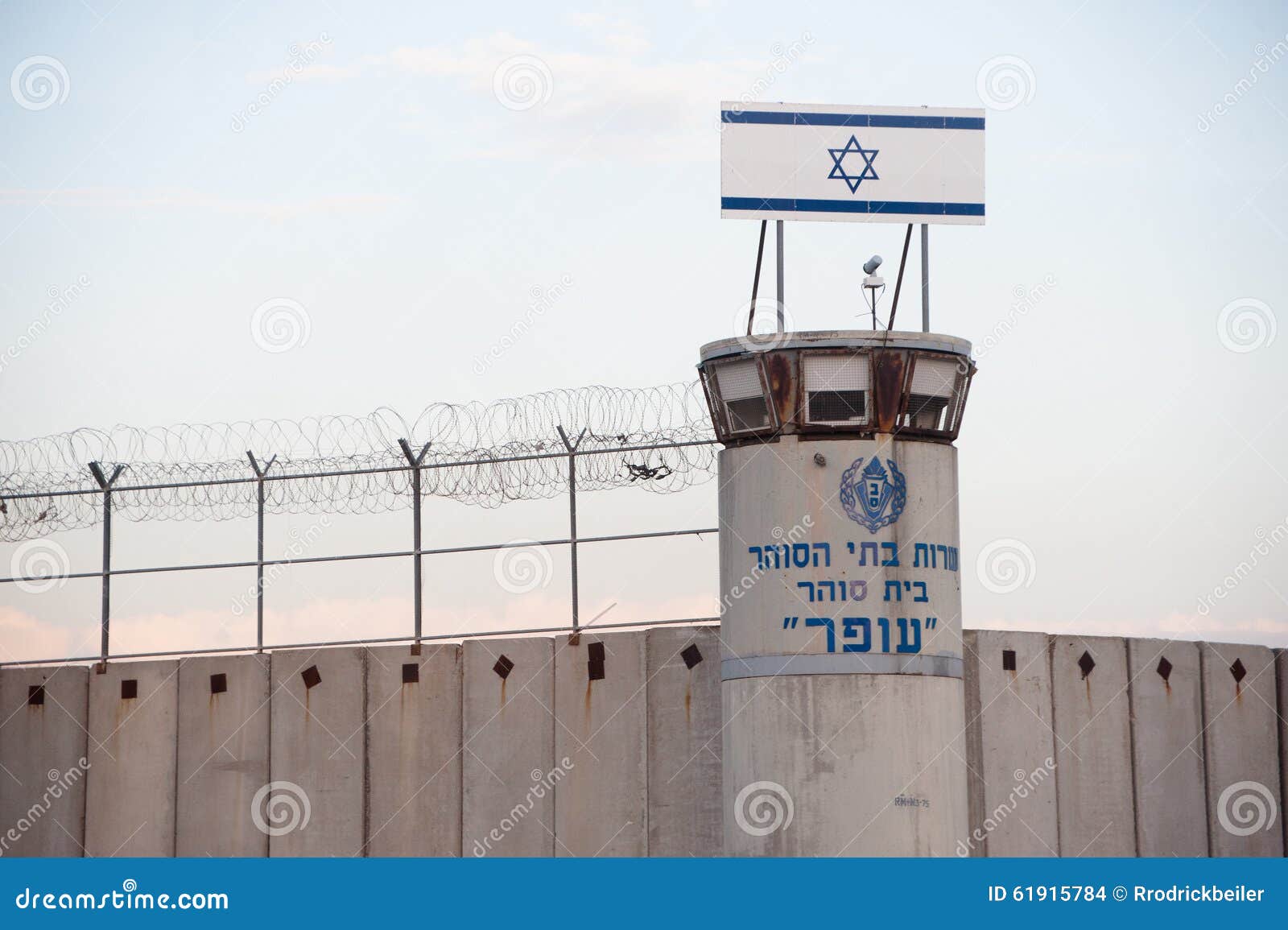 以色列监狱在约旦河西岸. 在以色列的Ofer军事监狱的一座城楼在被占领的巴勒斯坦领土在约旦河西岸， 2013年11月22日站立