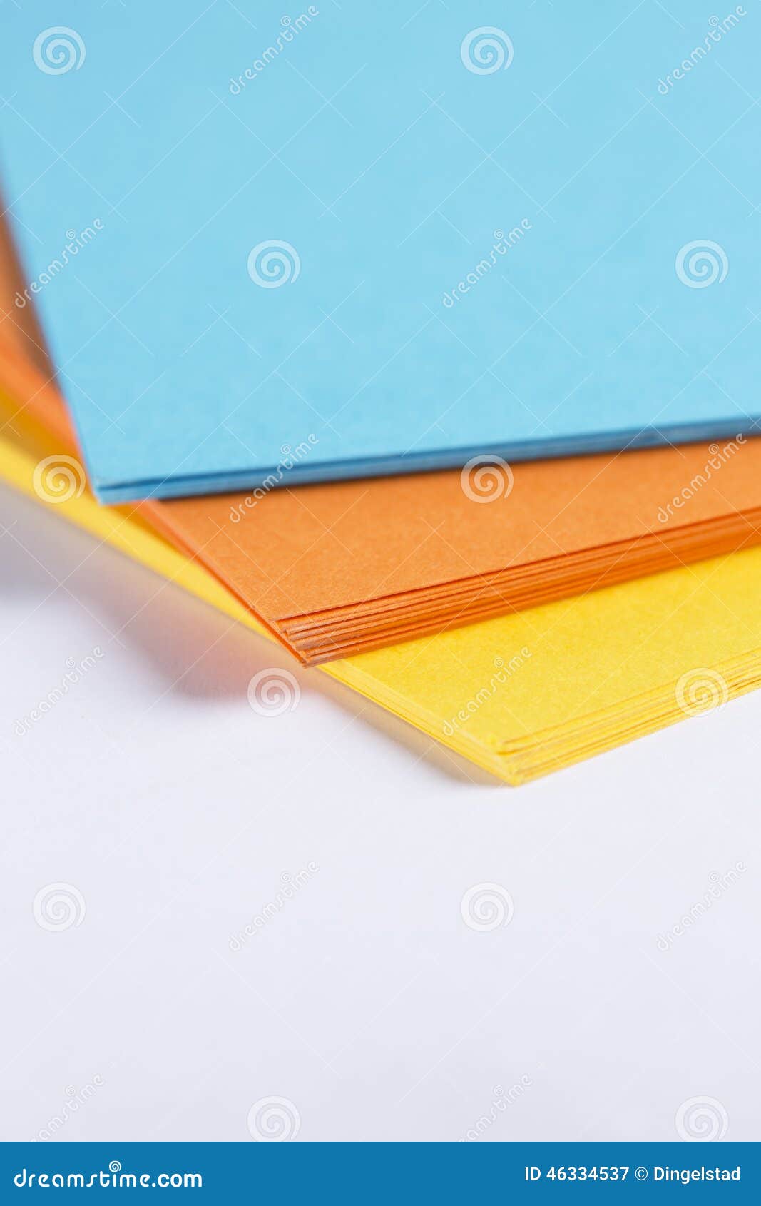 色的纸板料被堆积在彼此顶部在小组