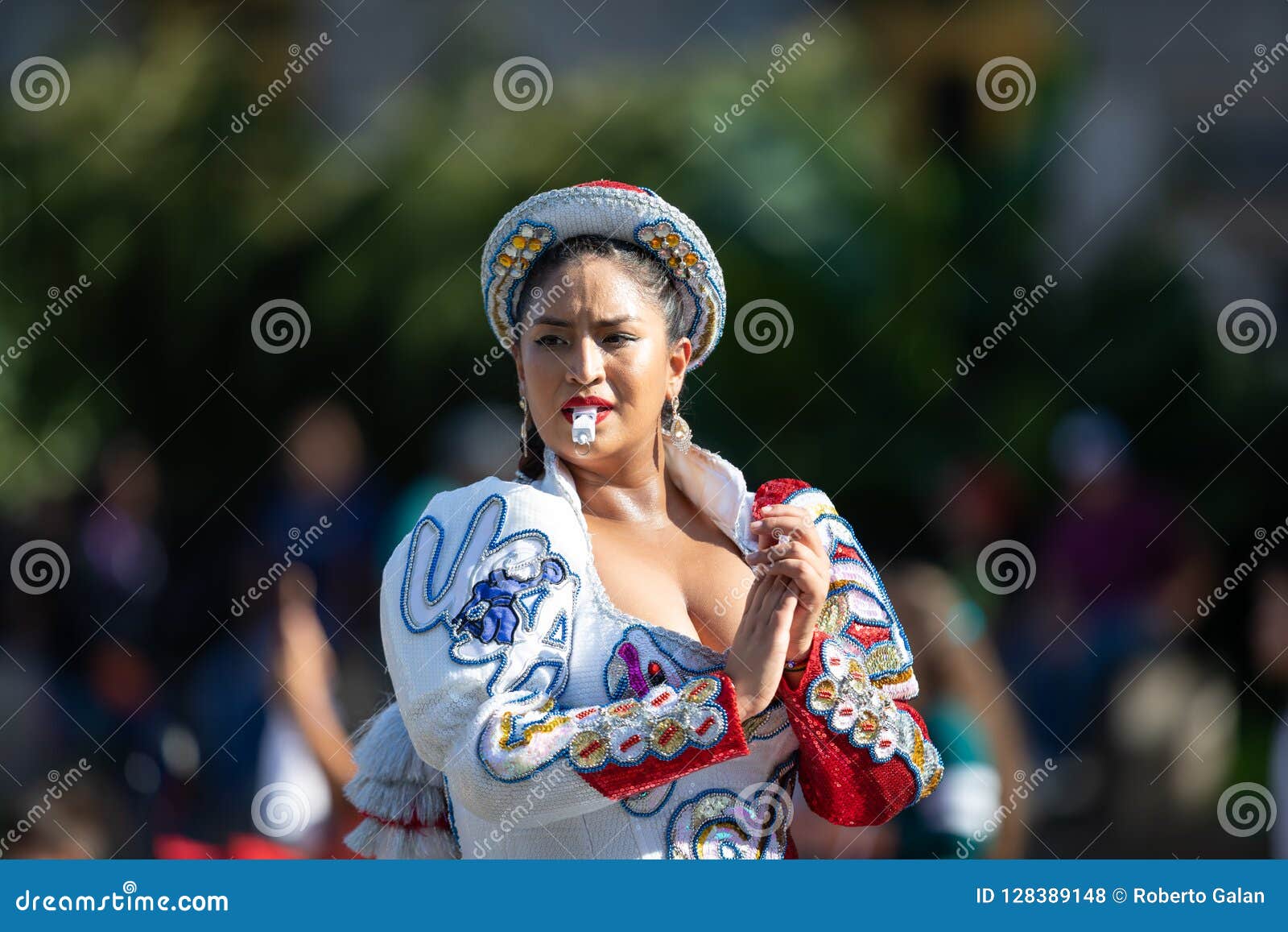 C d华盛顿 C 美国- 2018年9月29日：节日DC游行，穿传统衣物的玻利维亚的妇女进行从玻利维亚的一个传统舞蹈