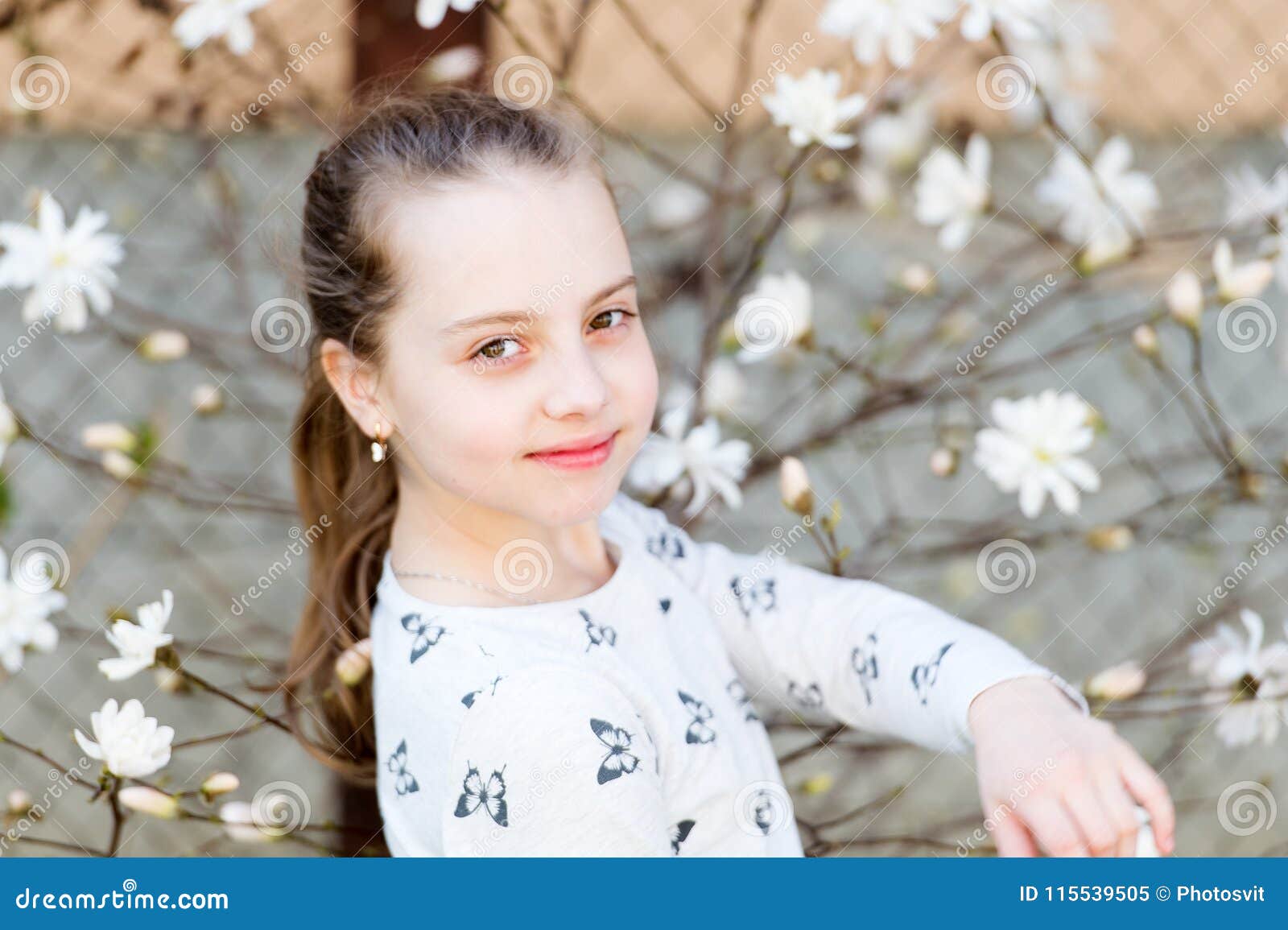开花的树的美丽的春天女孩 库存图片. 图片 包括有 新鲜, 构成, 白种人, 室外, 自然, 女孩, 头发 - 38497657