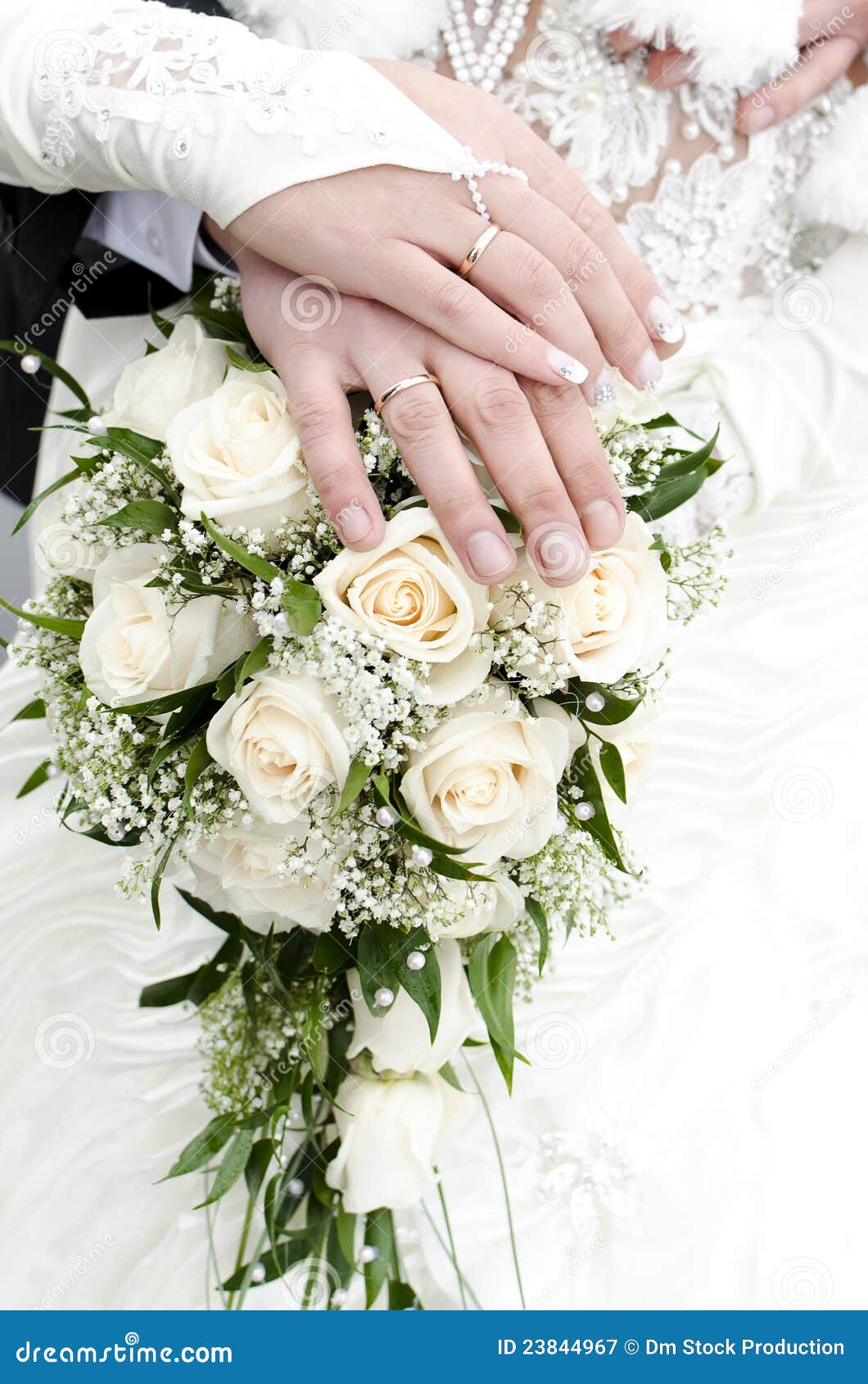 新郎新娘的手与玫瑰花花束图片-千叶网