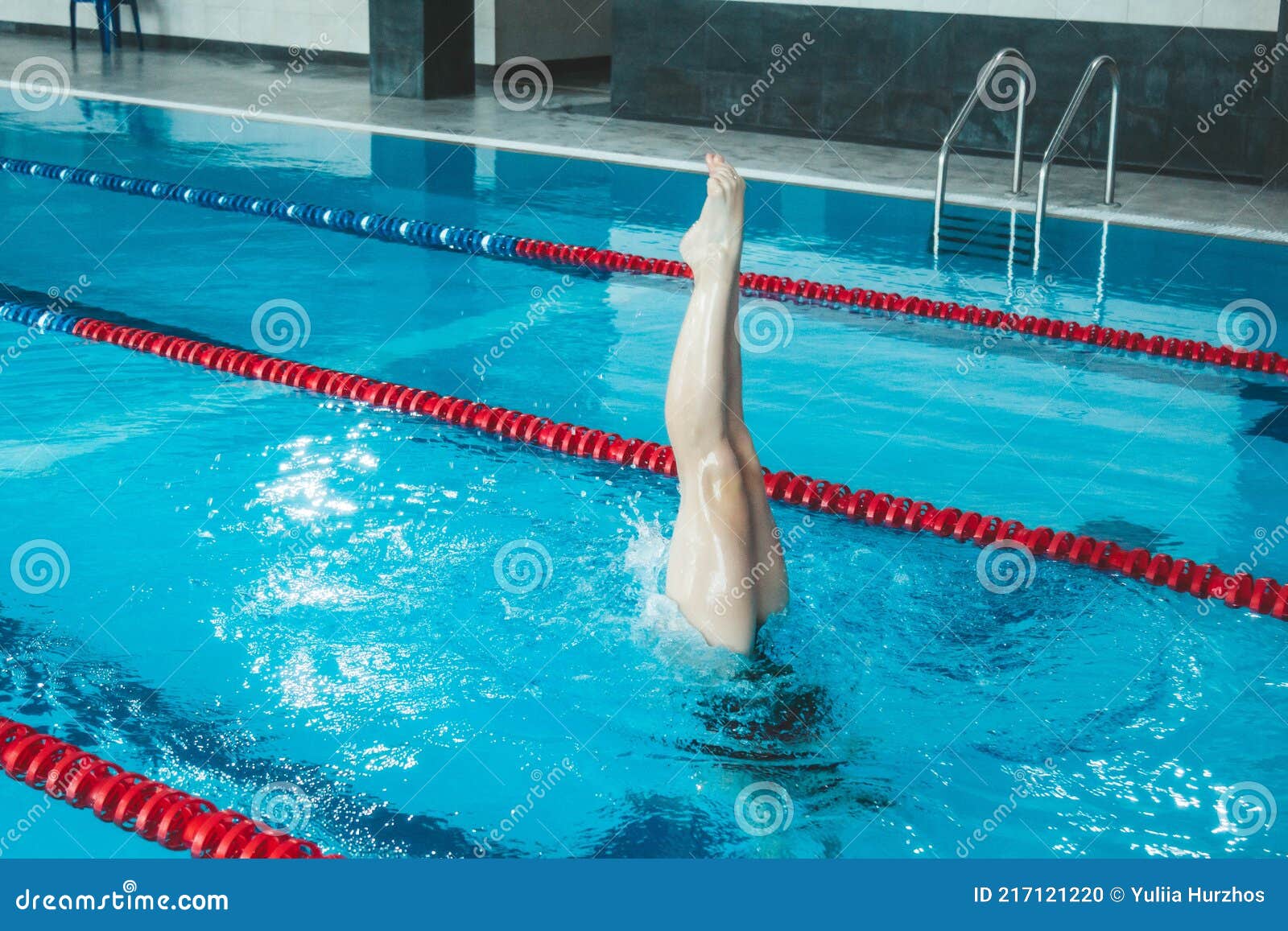 花样游泳运动员在游泳池里独自训练. 在水里倒着训练. 腿从水里偷看. 库存照片 - 图片 包括有 女性, 灿烂: 217121766