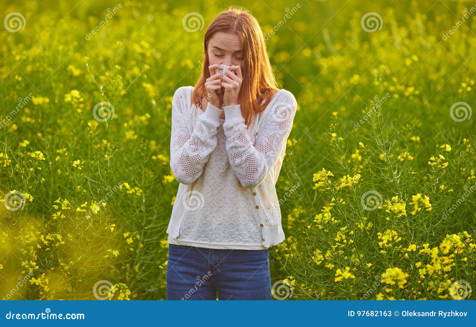 花粉过敏概念 少妇打喷嚏 开花的树在背景中 库存照片. 图片 包括有 花粉, 开花, 女性, 室外, 翠菊 - 137855912