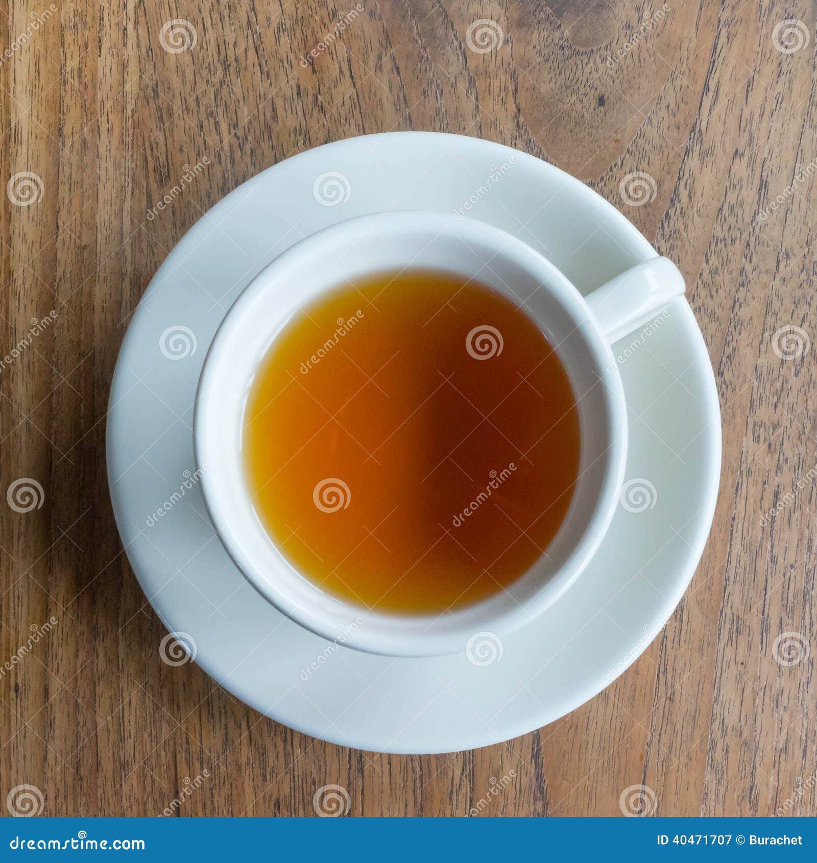 Cup of tea. 一杯茶在木桌上的