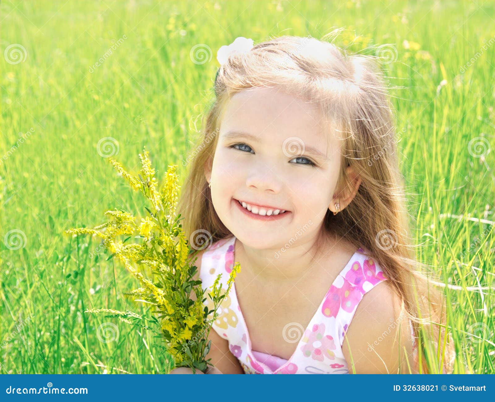 微笑的逗人喜爱的小女孩画象被隔绝 库存照片. 图片 包括有 乐趣, 夏天, 设计, 的合法化的, 快乐, 人员 - 30317162