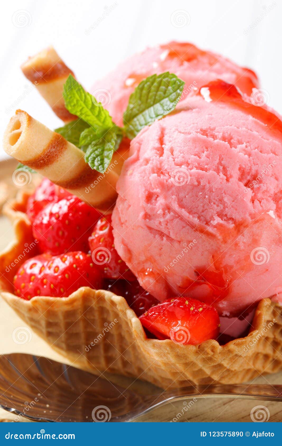Violet's Kitchen ~♥紫羅蘭的爱心厨房♥~ : 草莓圣代 Strawberry Sundae