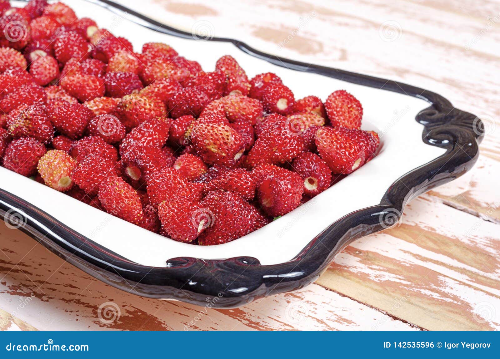 木桌上盘子里的新鲜草莓 库存图片. 图片 包括有 膳食, 特写镜头, 制动手, 自然, 五颜六色, 新鲜 - 222416769