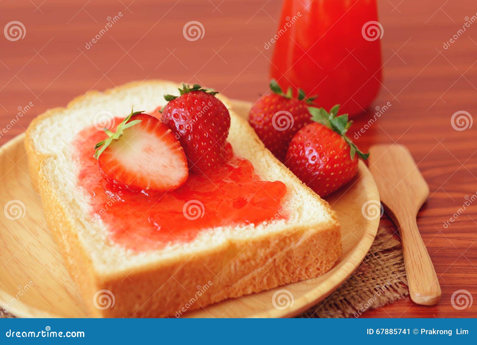 草莓奶油面包的做法_草莓奶油面包怎么做_草莓奶油面包的家常做法_匿名厨友1271430068031【心食谱】